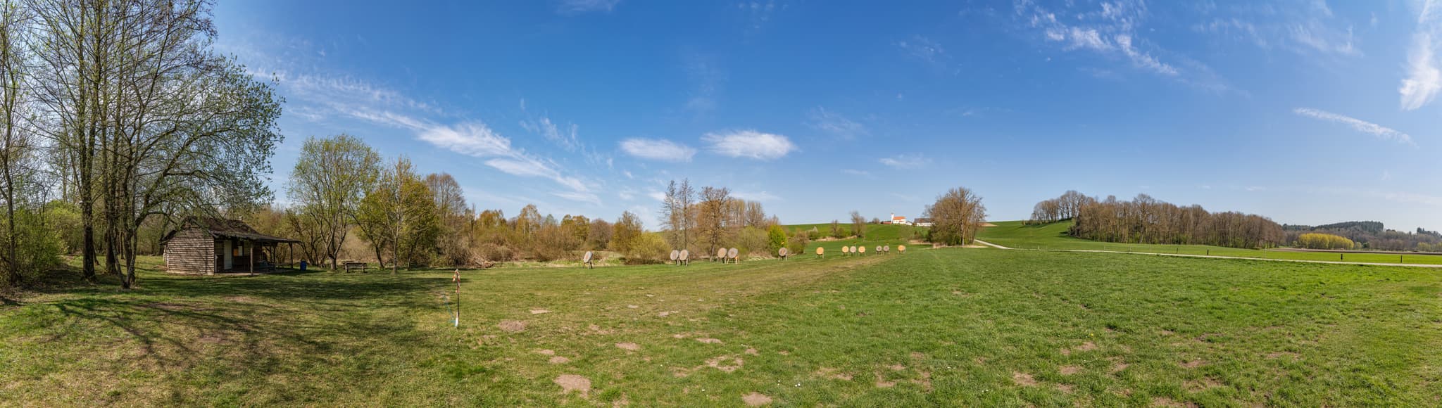 Bogenschützen Platz, Mettenheim, Mühldorf am Inn, Oberbayern - Kirchisen Sankt Pankratius mit Bogenschützen Mühldorf in Mettenheim, Mühldorf am Inn, Oberbayern. Idylle in der Region Inn-Salzach, Deutschland, Panorama.