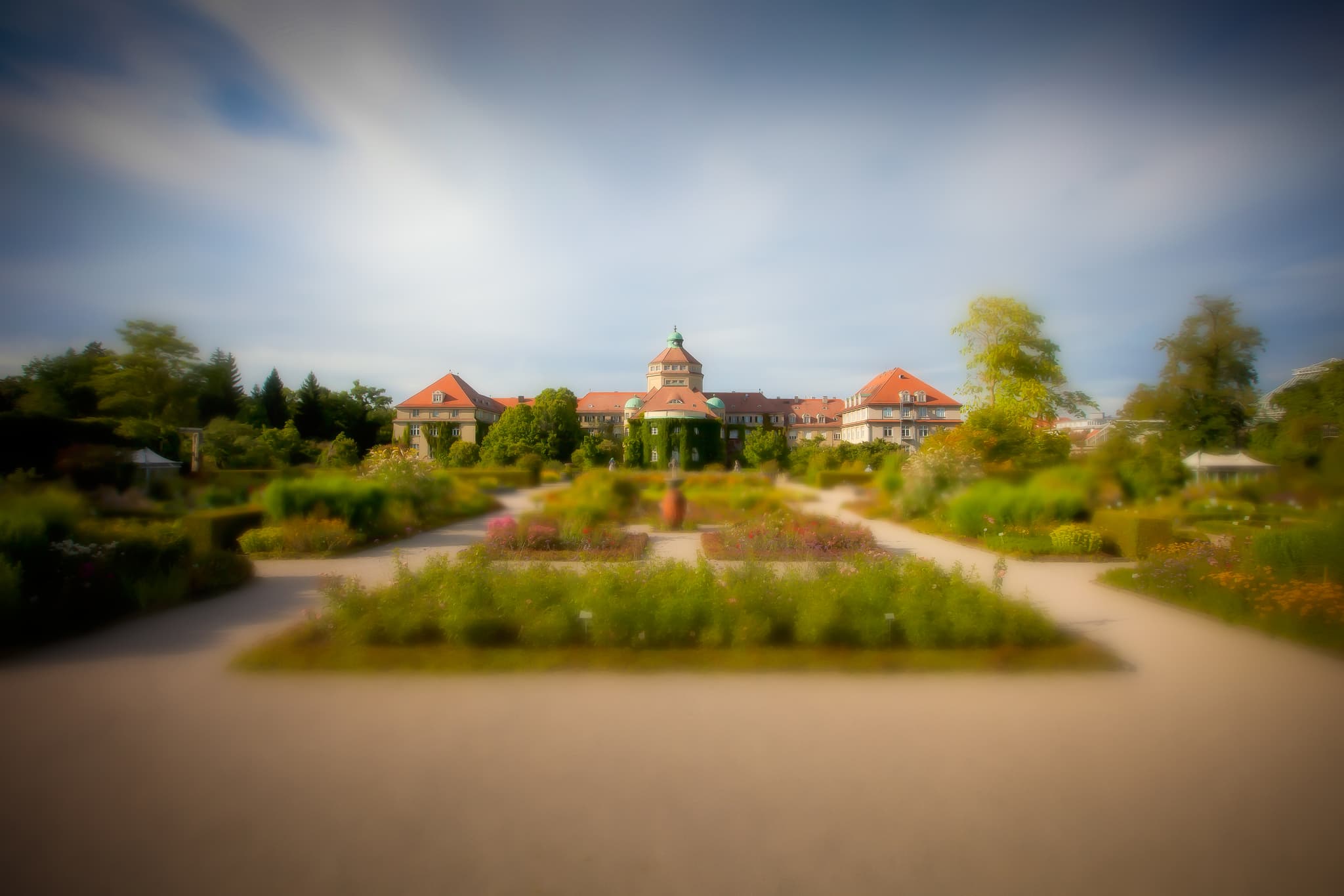 Botanischer Garten München, München (Stadt), Oberbayern - Botanischer Garten München mit prächtigem Gebäude. Eine weitläufige Parkanlage in München, Landkreis München (Stadt), Oberbayern, Deutschland. Eine grüne Oase.