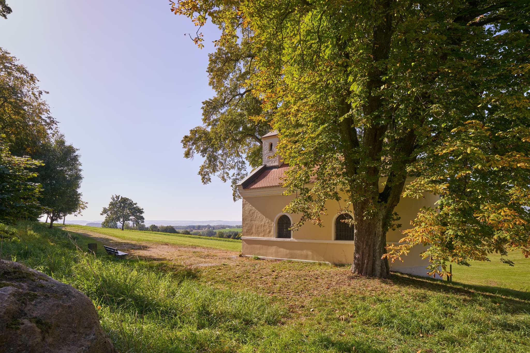 Bräukapelle Bad Griesbach, Niederbayern, Bäderdreieck - Die Stadt Bräukapelle in Bad Griesbach, Landkreis Passau, Niederbayern, im Bäderdreieck Deutschlands. Idyllische Kapelle umgeben von Bäumen.