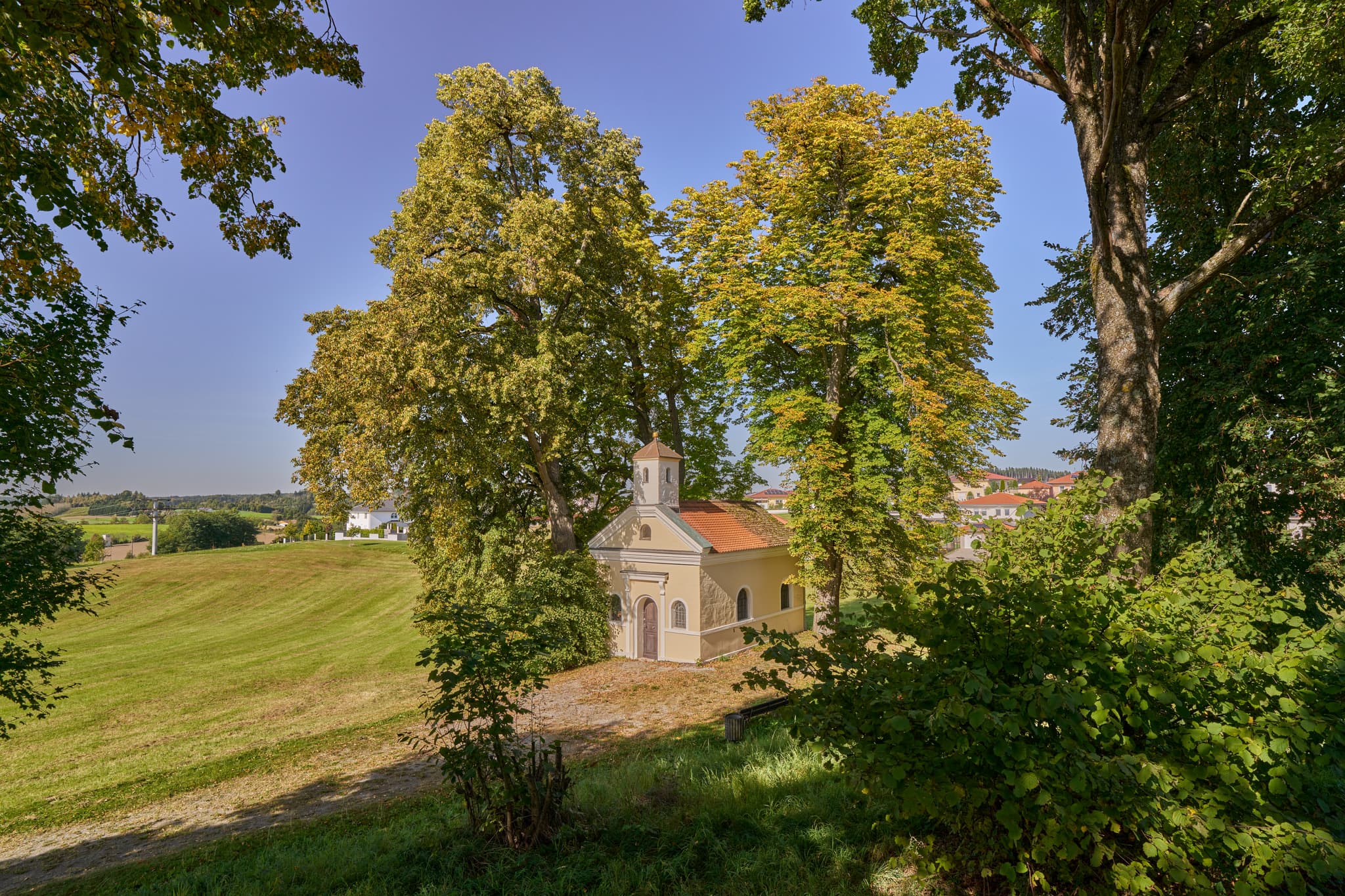 Bräukapelle Bad Griesbach, Niederbayern, Bäderdreieck - Die Stadt Bräukapelle in Bad Griesbach, Landkreis Passau, Niederbayern, im Bäderdreieck Deutschlands. Idyllische Kapelle umgeben von Bäumen.
