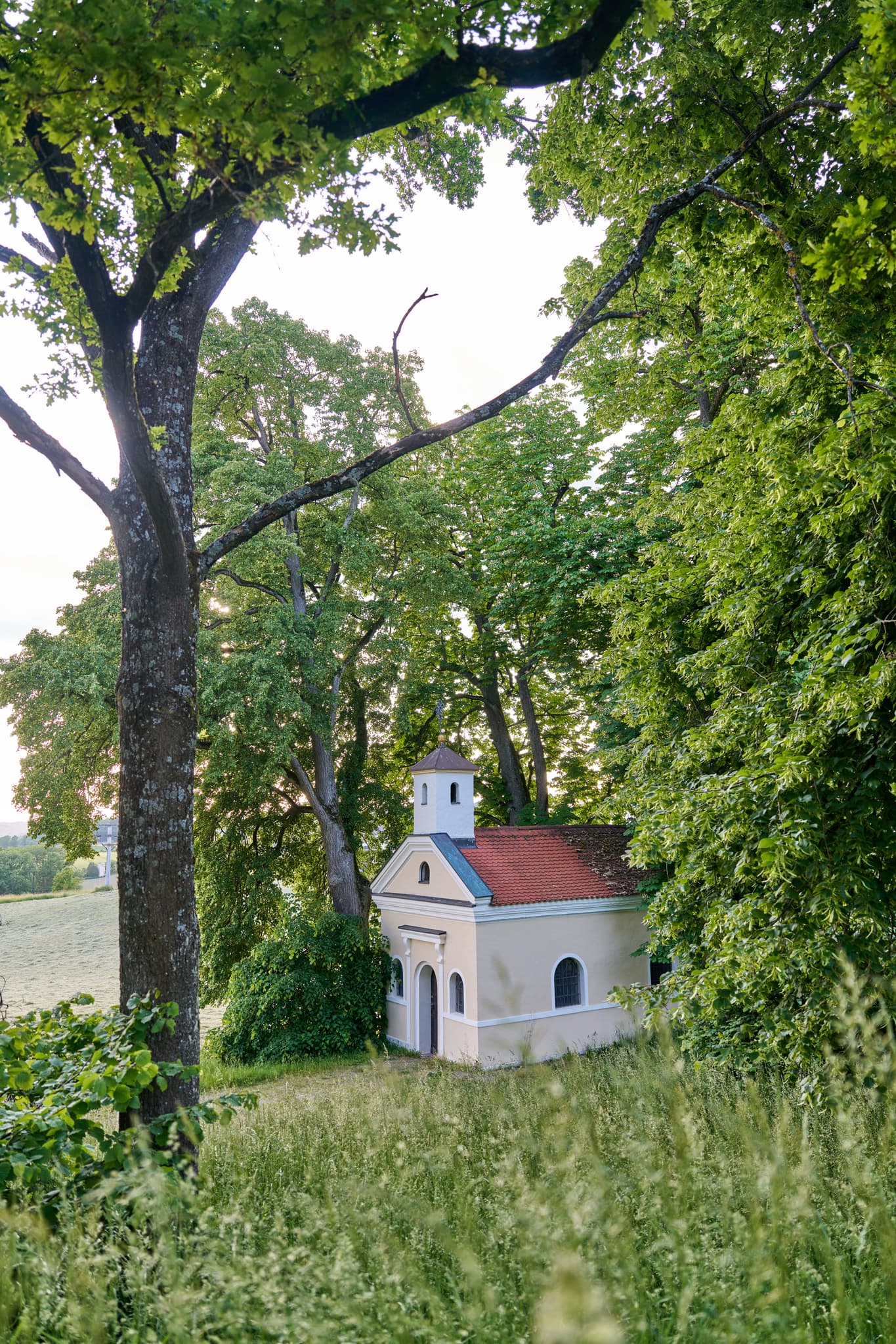 Bräukapelle Bad Griesbach, Passau, Niederbayern, Rottal - Idyllische Bräukapelle in Bad Griesbach im Rottal, Landkreis Passau, Niederbayern, Deutschland. Herbstliche Farben umgeben das historische Gebäude.