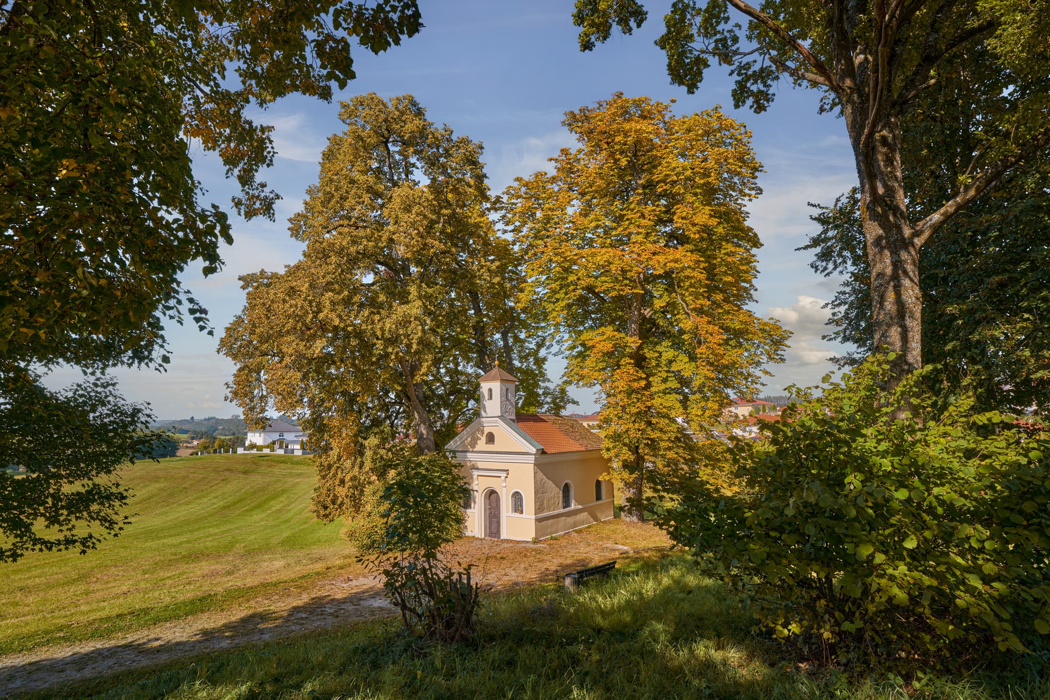 Bräukapelle Bad Griesbach, Passau, Niederbayern, Rottal - Idyllische Bräukapelle in Bad Griesbach im Rottal, Landkreis Passau, Niederbayern, Deutschland. Herbstliche Farben umgeben das historische Gebäude.
