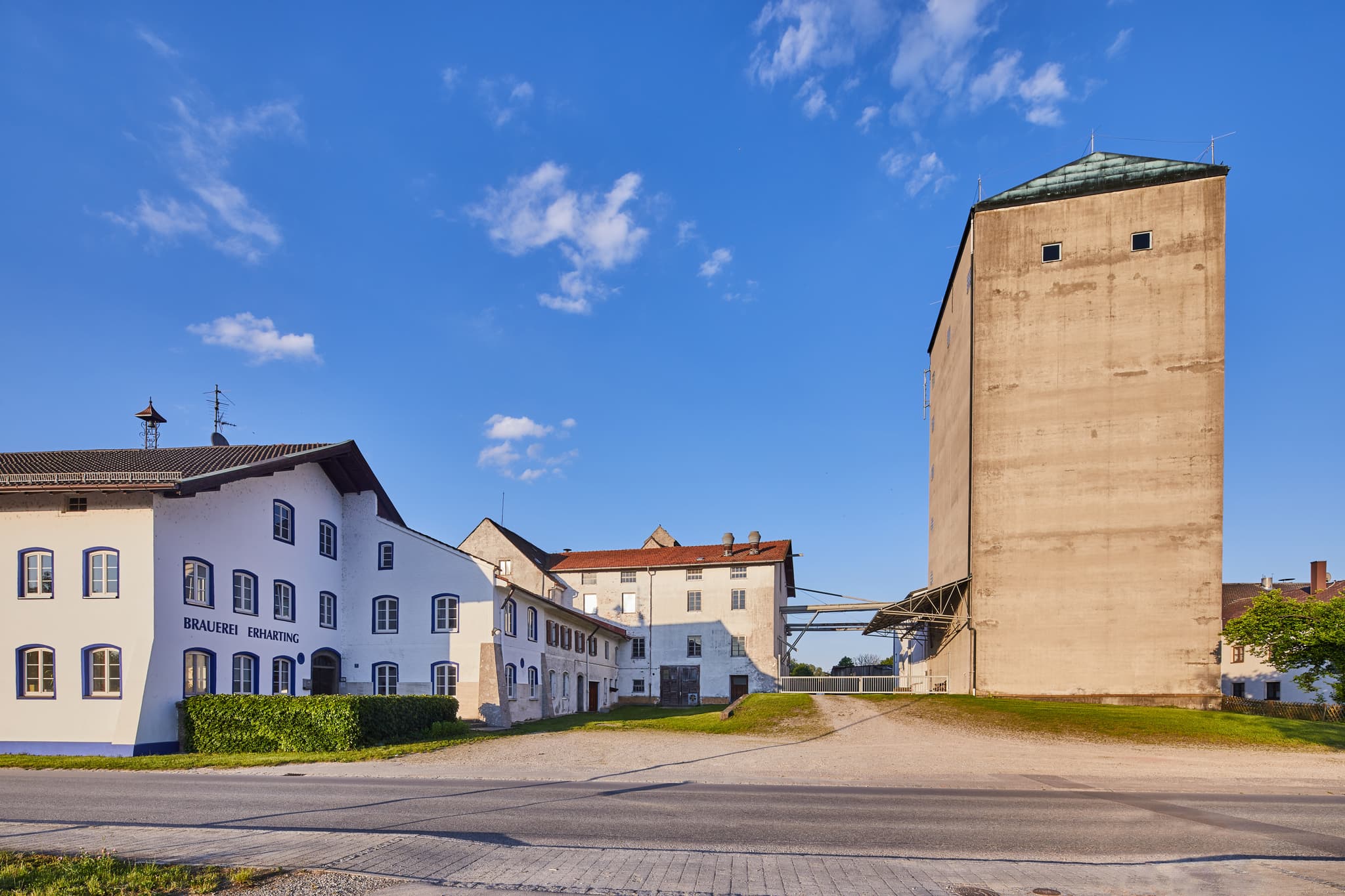 Brauerei Erharting, Mühldorf am Inn, Oberbayern, Inn-Salzach - Idyllische Ansicht der Brauerei Erharting im Landkreis Mühldorf am Inn, Oberbayern. Das traditionelle Brauereigebäude prägt die Inn-Salzach Region.