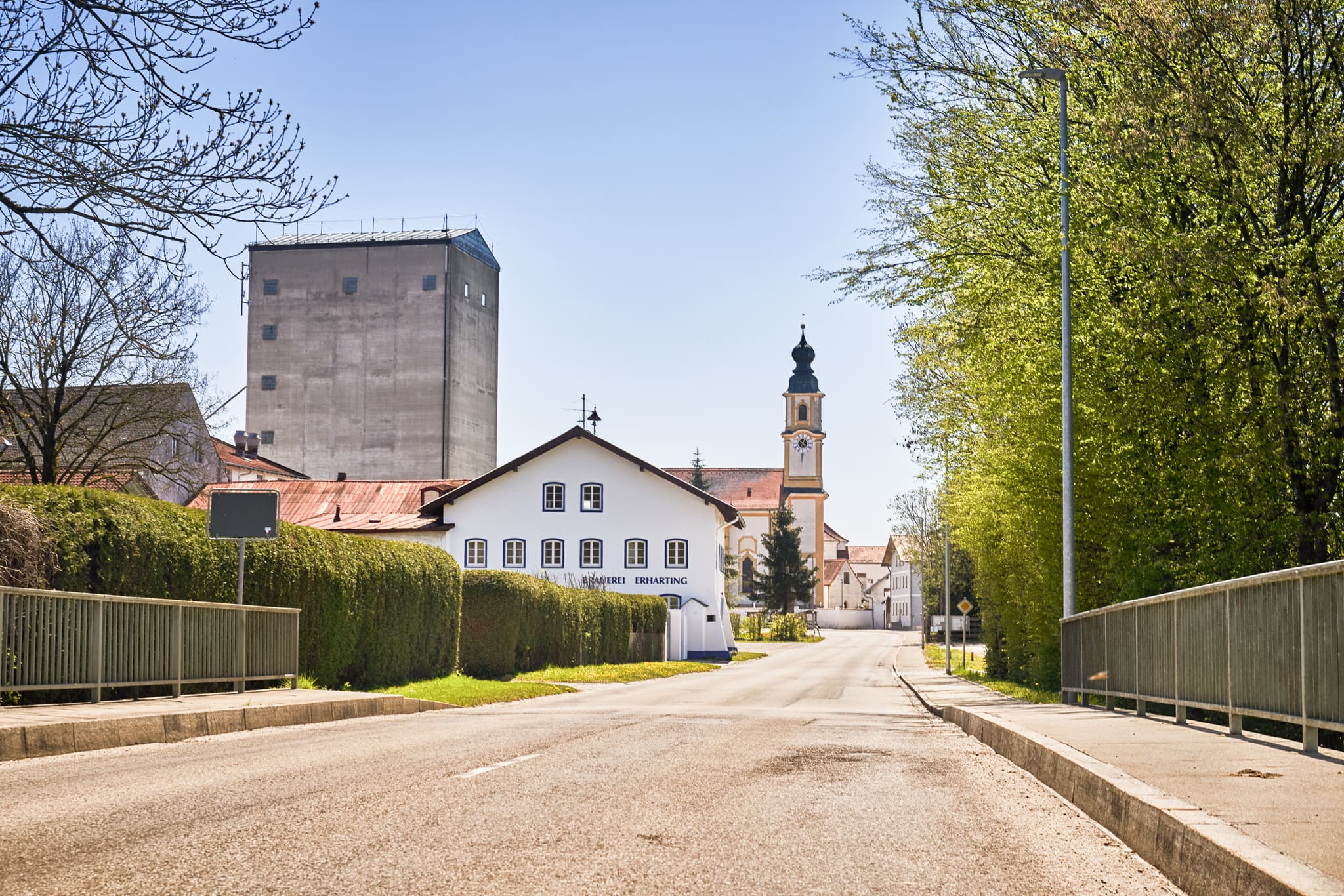 Brauerei Erharting, Mühldorf am Inn, Oberbayern, Inn-Salzach - Historische Brauerei in Erharting, Landkreis Mühldorf am Inn, Oberbayern. Das Motiv zeigt die traditionelle Brauerei im Herzen der Inn-Salzach Region.