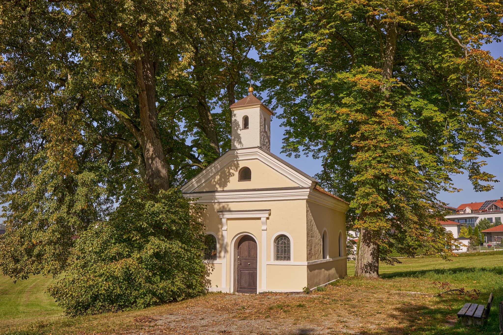 Bräukapelle Bad Griesbach, Niederbayern, Bäderdreieck - Die Stadt Bräukapelle in Bad Griesbach, Landkreis Passau, Niederbayern, im Bäderdreieck Deutschlands. Idyllische Kapelle umgeben von Bäumen.