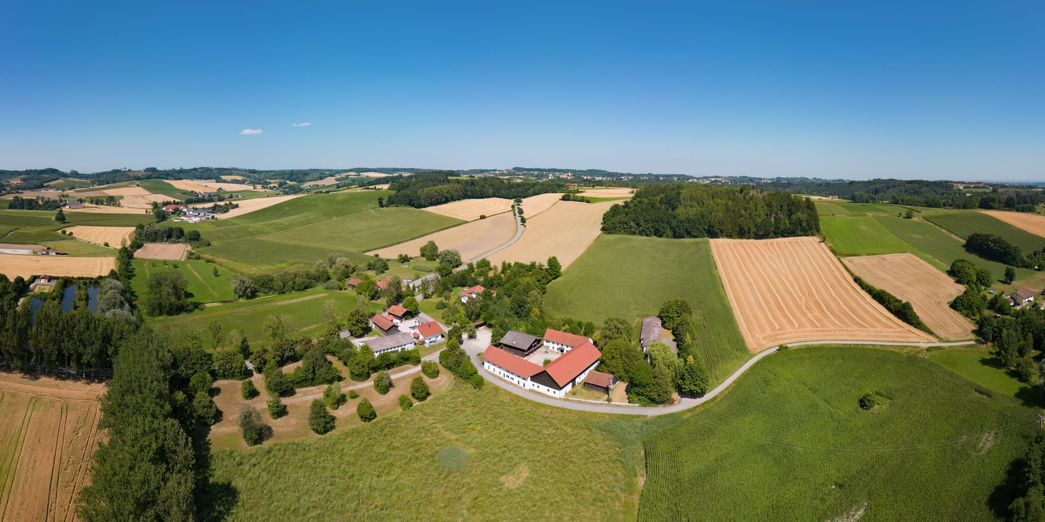 Bruder Konrad Geburtshaus Luftbild, Parzham, Bad Griesbach - Luftbild vom Bruder Konrad Geburtshaus in Parzham bei Bad Griesbach, Landkreis Passau, Niederbayern, Deutschland.