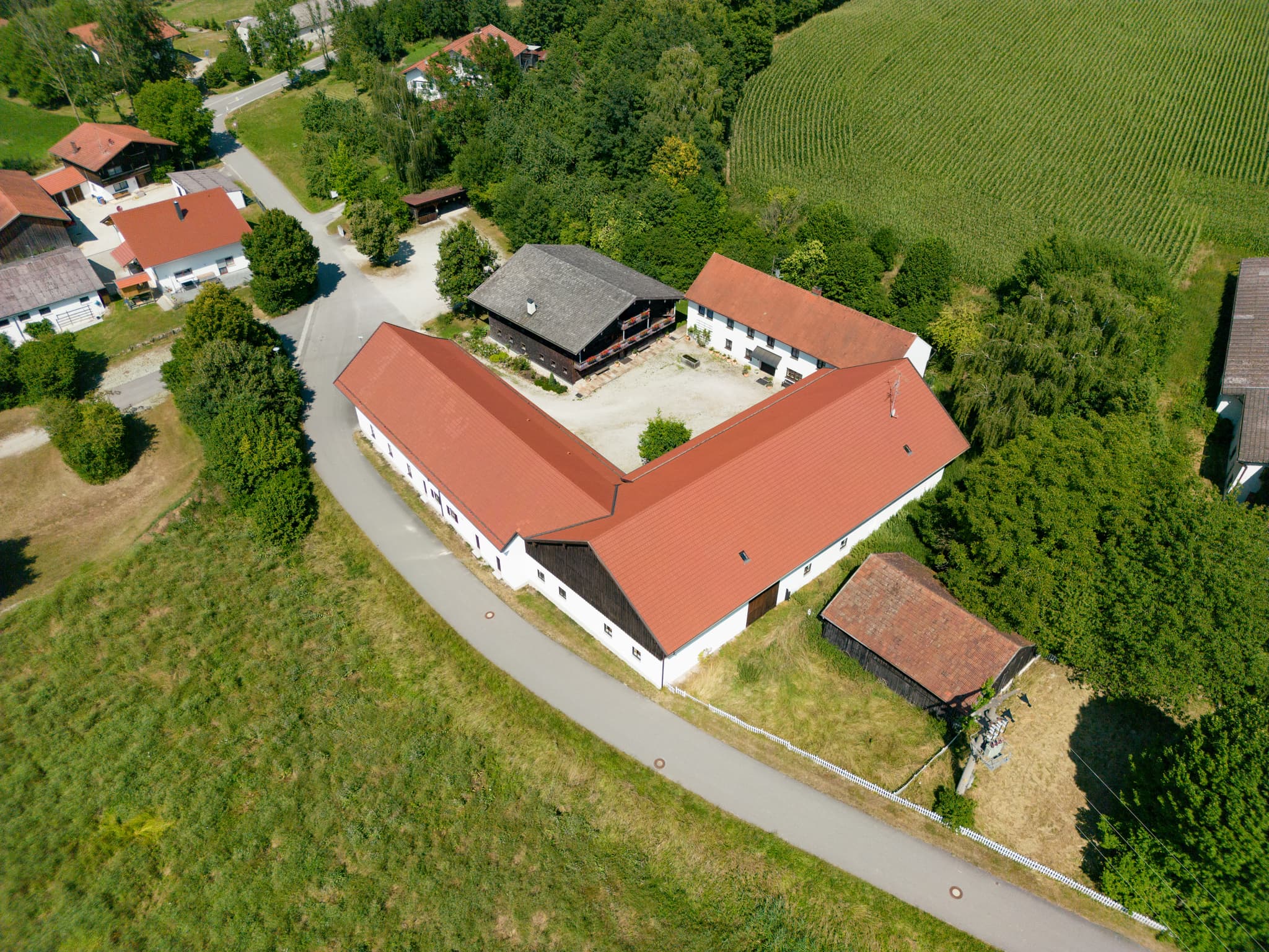 Bruder Konrad Geburtshaus, Parzham, Niederbayern - Luftbild vom Bruder Konrad Geburtshaus in Parzham, Gemeinde Bad Griesbach im Landkreis Passau, Niederbayern, Deutschland.