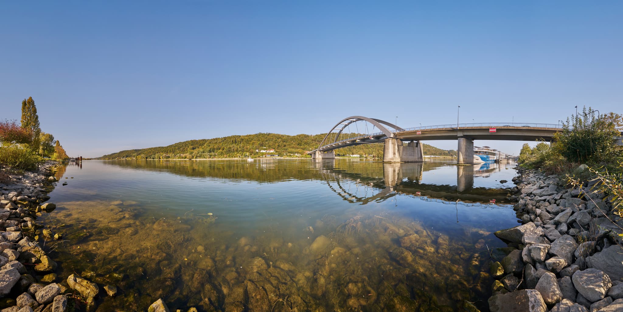 Brücke am Donauhafen, Vishofen, Passau, Niederbayern - Panorama auf die Donau in Vilshofen mit Brücke und Schiff, umgeben von der Landschaft des Landkreises Passau, Niederbayern. Region Donau-Wald in Deutschland.