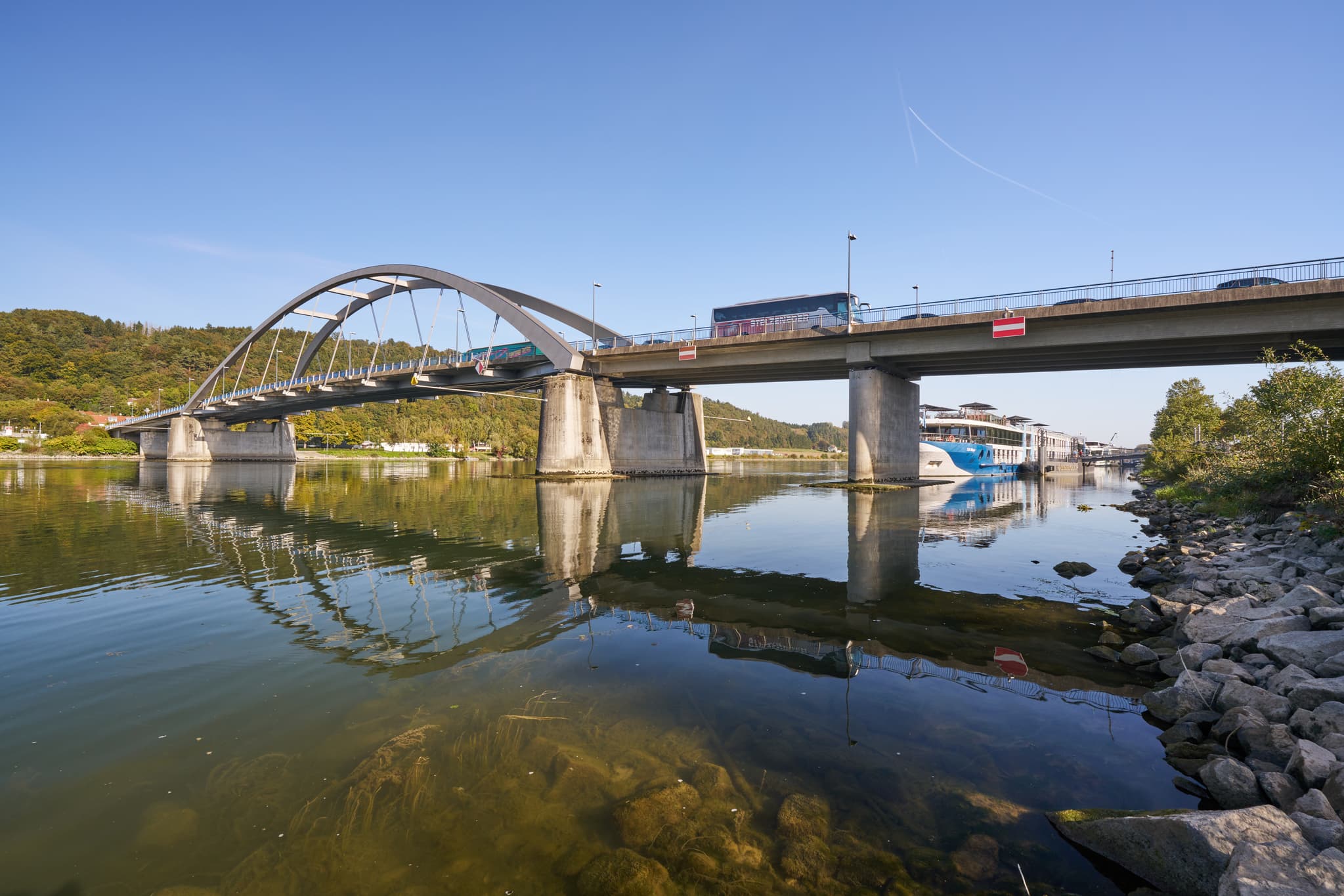 Brücke am Donauhafen, Vishofen, Passau, Niederbayern - Blick auf den Donau Hafen in Vilshofen mit Brücke und Schiff, umgeben von der Landschaft des Landkreises Passau, Niederbayern. Region Donau-Wald in Deutschland.