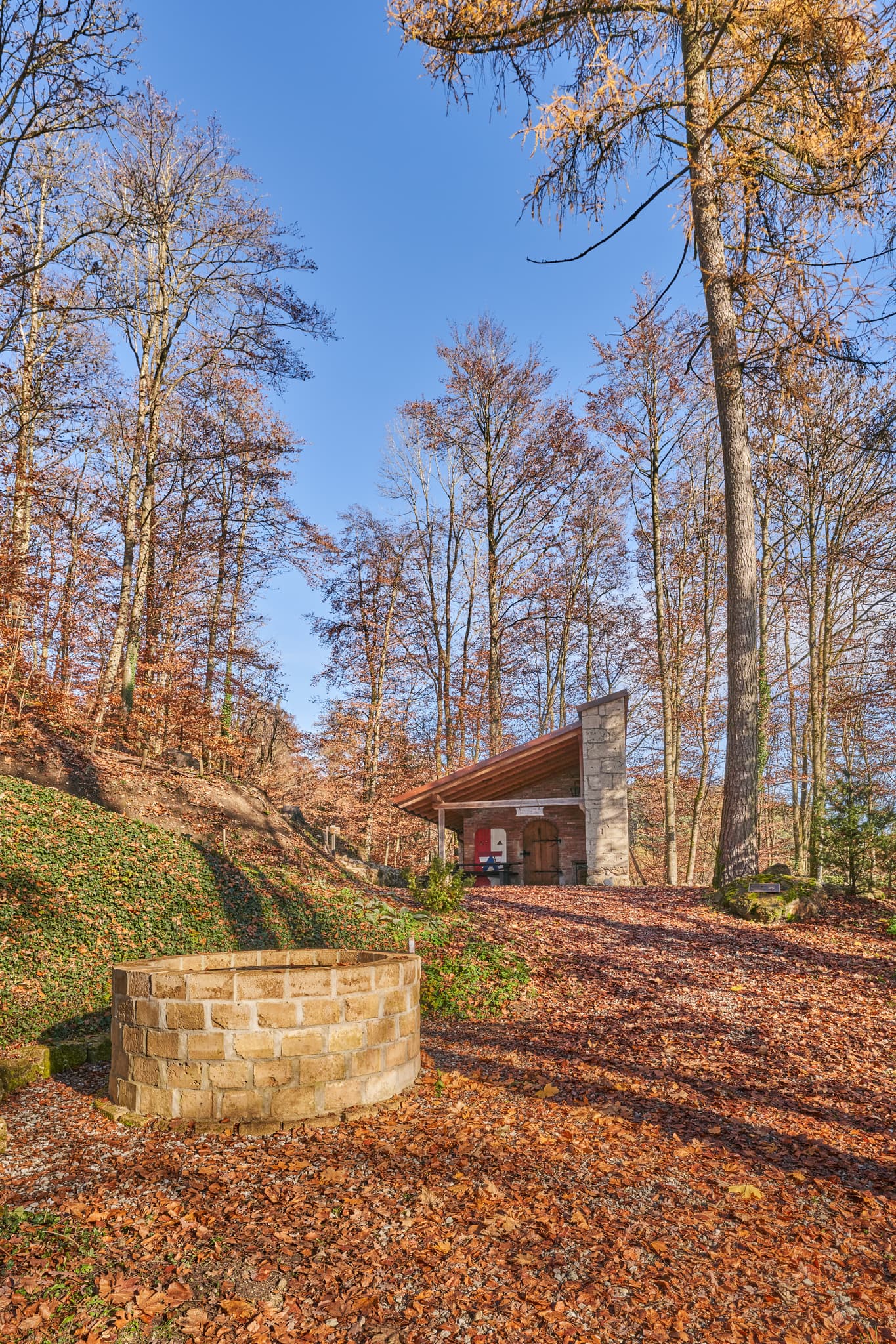 Brunnen, Gebäude am Schlossberg Herbst, Julbach, Rottal-Inn - Brunnen, Herbstlandschaft am Schlossberg in Julbach, Gemeinde Julbach, Landkreis Rottal-Inn, Niederbayern, Region Holzland/Bäderdrieck, Bayern, Deutschland.