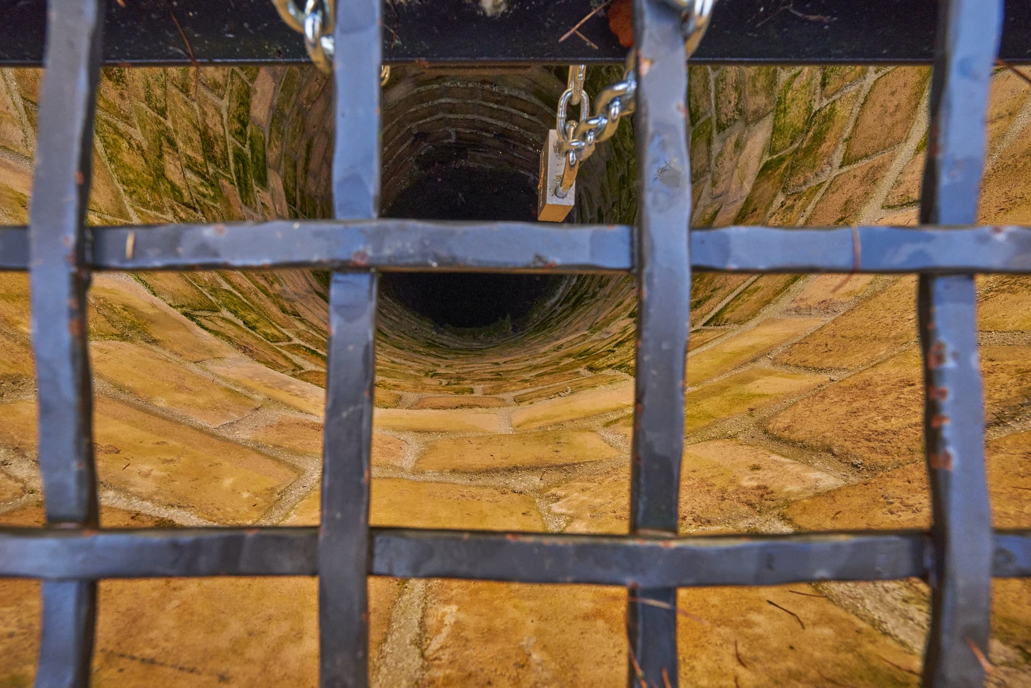Brunnen, Gitter am Schlossberg Herbst, Julbach, Rottal-Inn - Brunnen, Herbstlandschaft am Schlossberg in Julbach, Gemeinde Julbach, Landkreis Rottal-Inn, Niederbayern, Region Holzland/Bäderdrieck, Bayern, Deutschland.