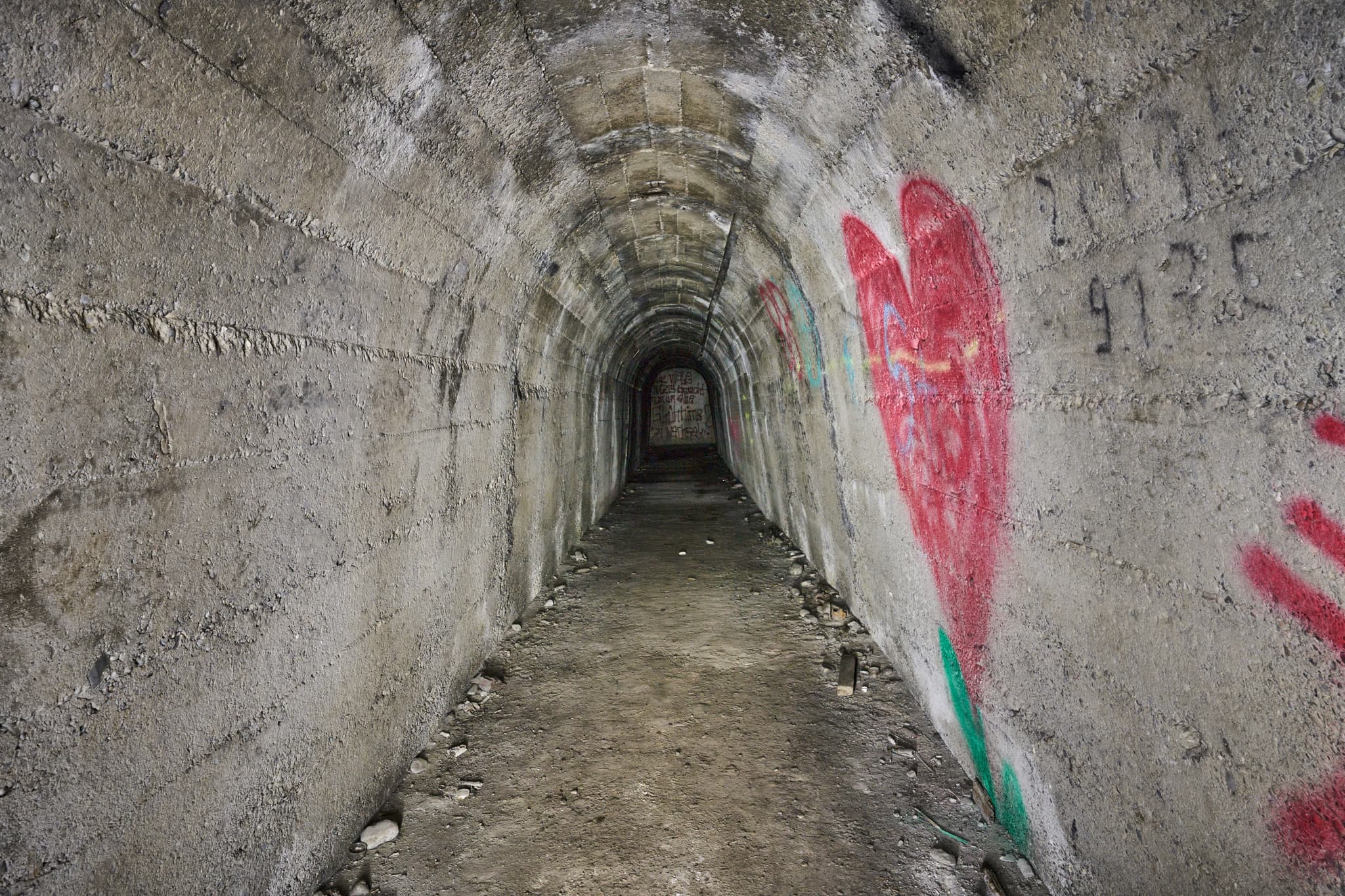 Bunkergang Lightpainting Ecksberg, Oberbayern Inn-Salzach - Bunkergang unter B12 in Ecksberg, Mühldorf am Inn, Oberbayern, Deutschland. Betonwände mit Graffiti, inkl. rotem Herz, für Lightpainting. Inn-Salzach Region.