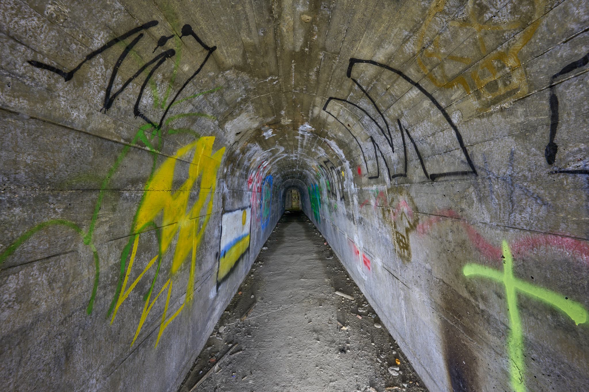 Bunkergang unter B12, Ecksberg, Oberbayern, Inn-Salzach - Bunkergang unter B12 nahe Ecksberg, Mühldorf. Bauwerk im Landkreis Mühldorf am Inn, Oberbayern, Inn-Salzach, Deutschland, mit Lightpainting und Graffiti.