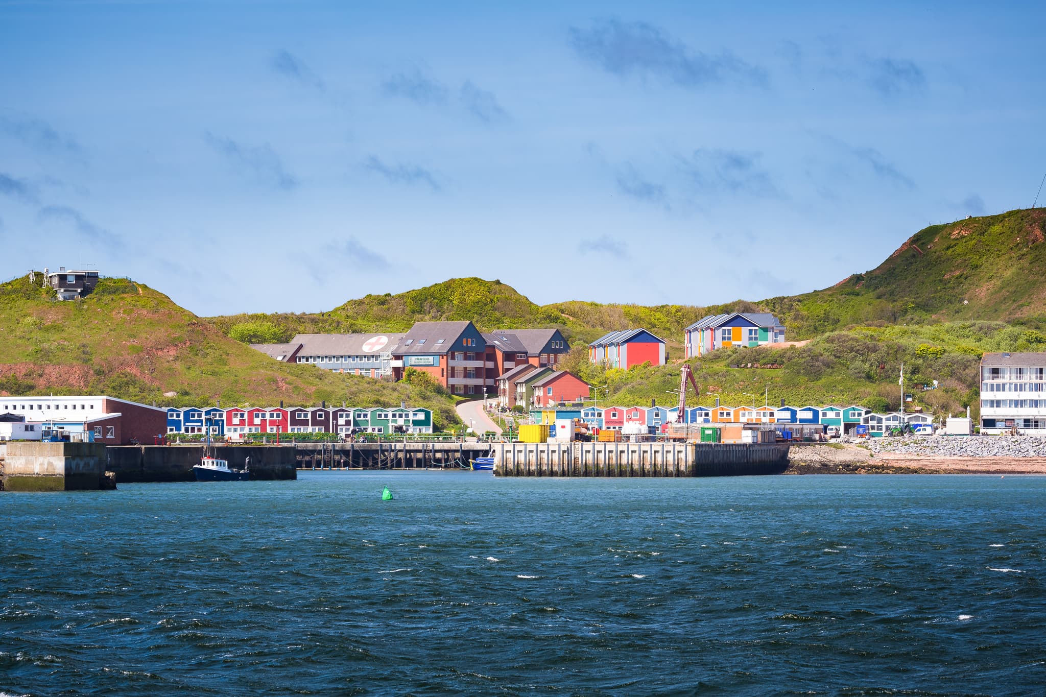 Bunte Häuser in Helgoland, Pinneberg, Schleswig-Holstein - Bunte Häuser am Hafen von Helgoland, Deutschlands einziger Hochseeinsel. Die farbenfrohen Gebäude prägen den Ort in der Nordsee, Pinneberg, Schleswig-Holstein.