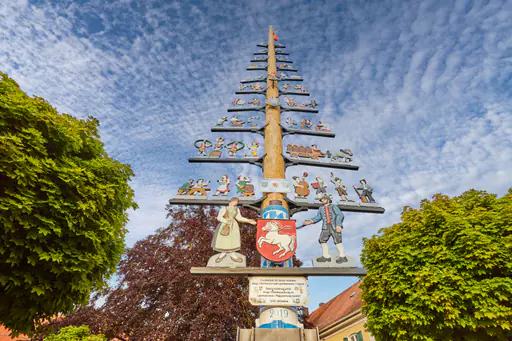 Bunter Maibaum in Haag, Mühldorf am Inn, Oberbayern