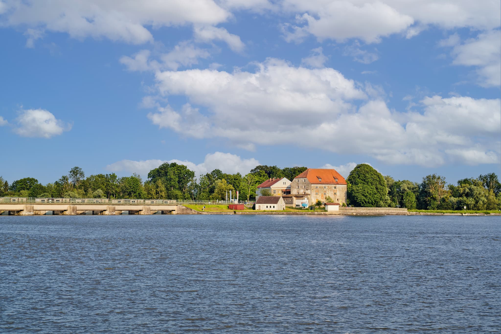 Burg Frauenstein, Ering, Rottal-Inn, Bayern, Inn-Salzach - Das Bild zeigt Burg Frauenstein im Europareservat Unterer Inn von Ering in Niederbayern, Landkreis Altötting, Region Inn-Salzach, Deutschland.