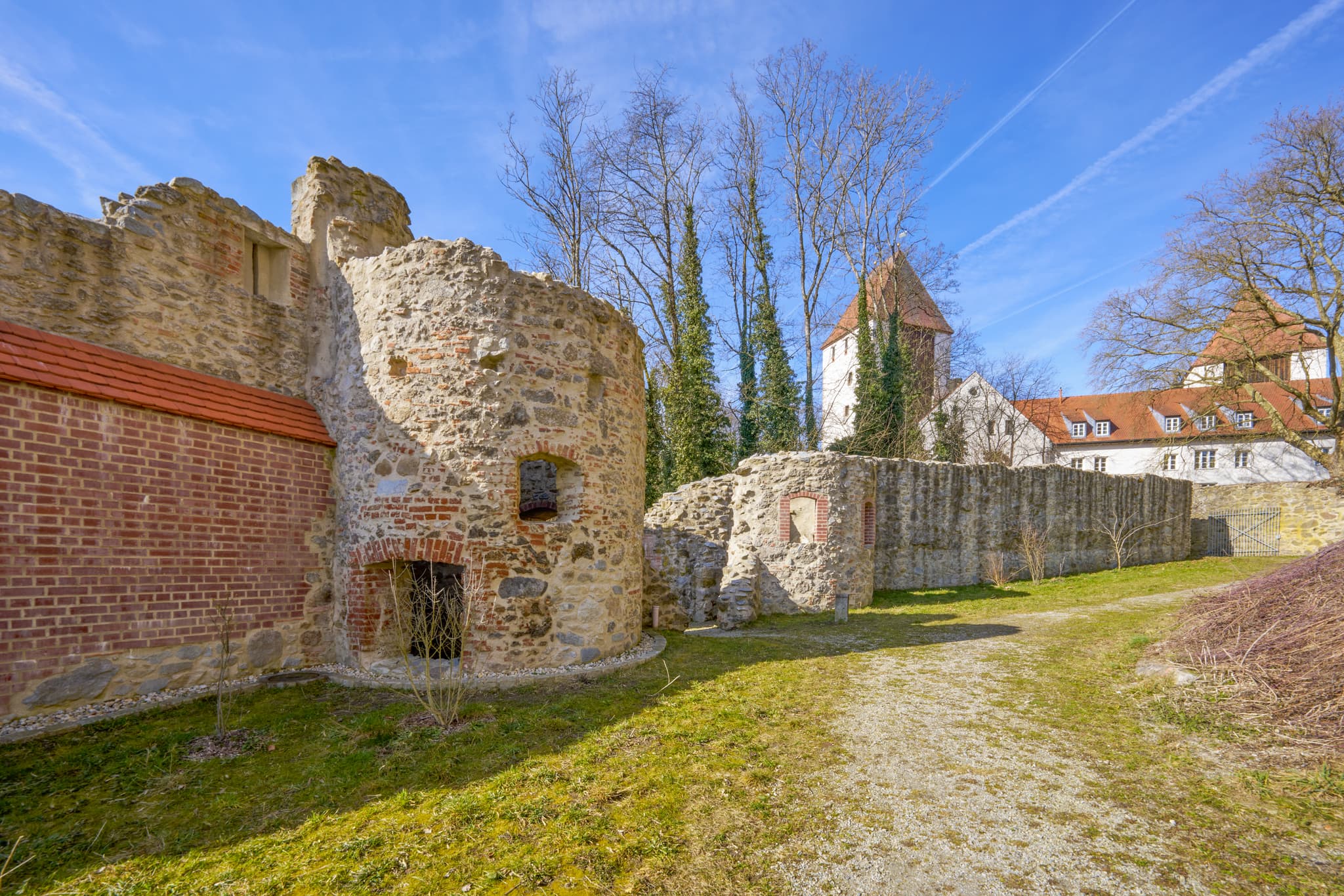 Burg-Ruinen des Schloss Neuburg, Passau, Niederbayern - Historische Ruinen von Schloss Neuburg in Neuburg am Inn, Landkreis Passau, Niederbayern. Dieses Bauwerk prägt die Region Donau-Wald in Deutschland.