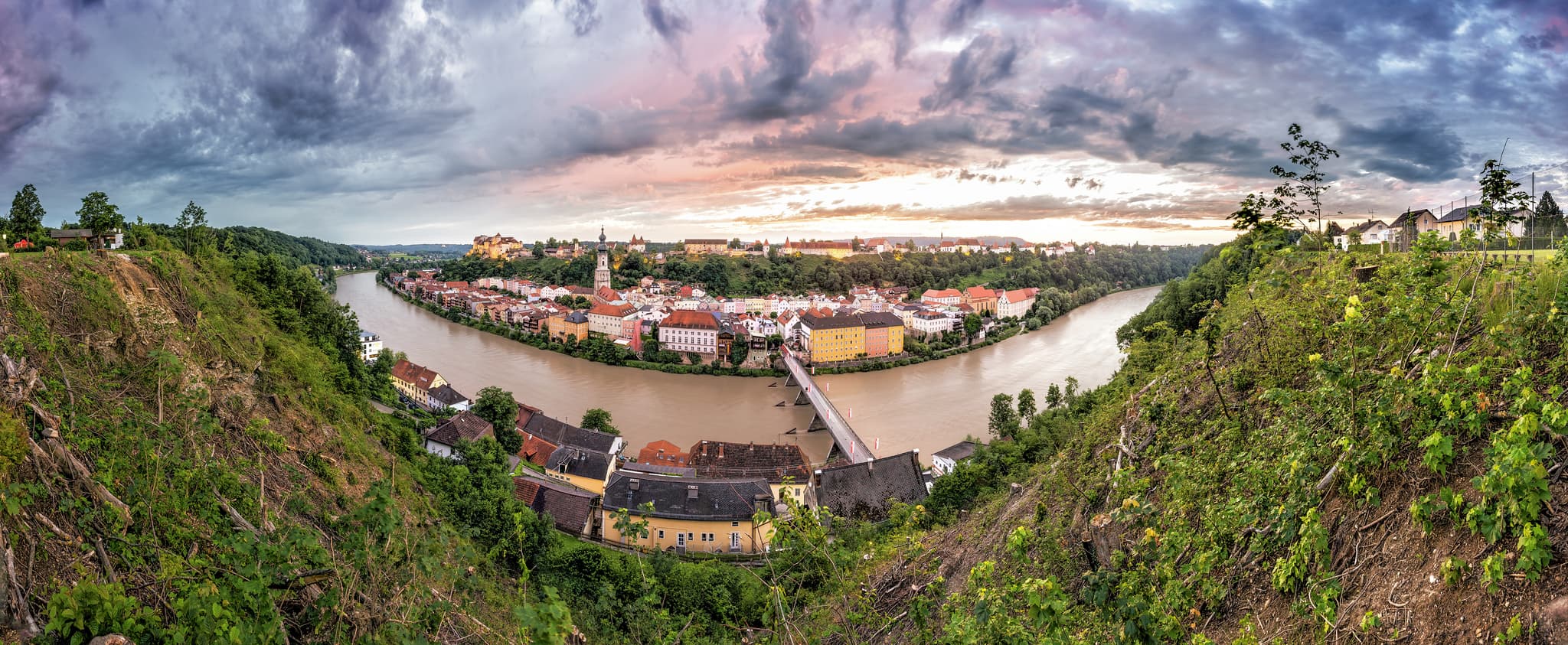 Burghausen Panorama, Aussicht über die Salzach, Ach - Aussicht auf Burghausen, Landkreis Altötting, Oberbayern, Deutschland, aufgenommen aus Ach in Österreich. Die Salzach fließt durch die Inn-Salzach Region.