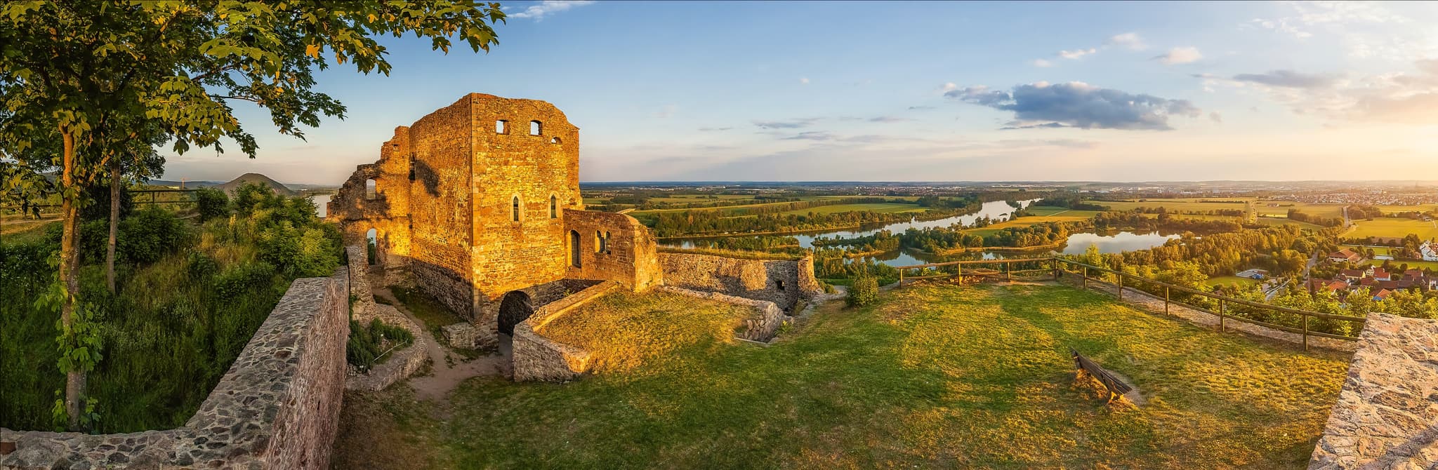 Burgruine Donaustauf Panorama, Regensburg, Oberpfalz - Historische Burgruine Donaustauf in der Donauebene. Das Panorama zeigt die Landschaft um Donaustauf im Landkreis Regensburg, Oberpfalz, Deutschland.