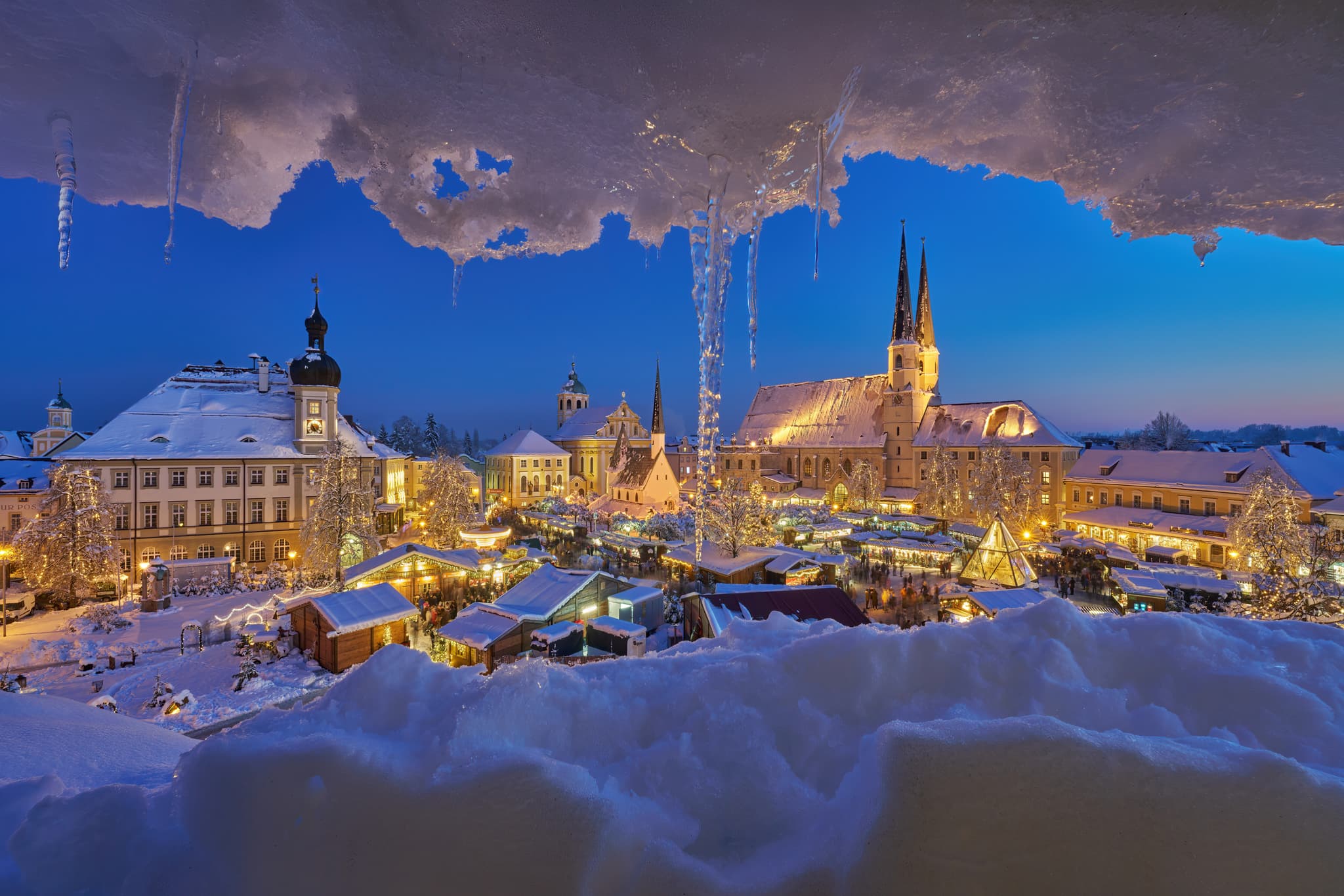 Christkindlmarkt, Kapellplatz Altötting, Oberbayern - Lichterglanz und Schnee, Christkindlmarkt in Altötting, Oberbayern, Deutschland. Das Highlight des Jahres.