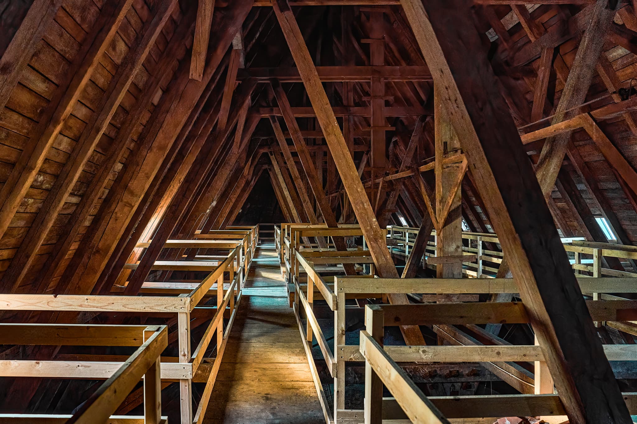 Dachstuhl, Pfarrkirche Heilige Familie, Bad Griesbach - Dachstuhl der Pfarrkirche Heilige Familie in Bad Griesbach, Landkreis Passau, Niederbayern, Bayern, Deutschland. Holzkonstruktion des Dachgeschosses.