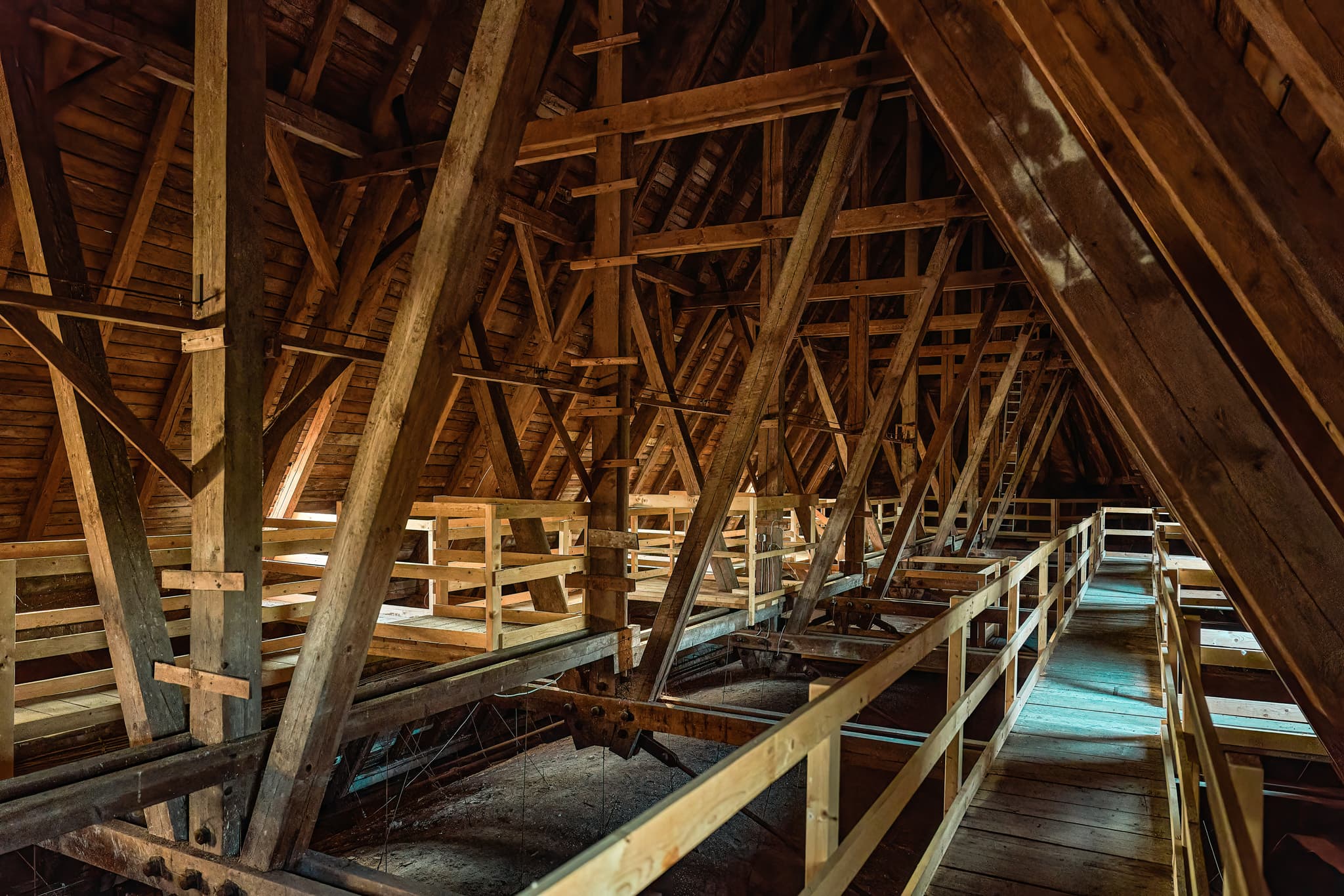 Dachstuhl, Pfarrkirche Heilige Familie, Bad Griesbach - Dachstuhl der Pfarrkirche Heilige Familie in Bad Griesbach, Landkreis Passau, Niederbayern, Bayern, Deutschland. Holzkonstruktion des Dachgeschosses.