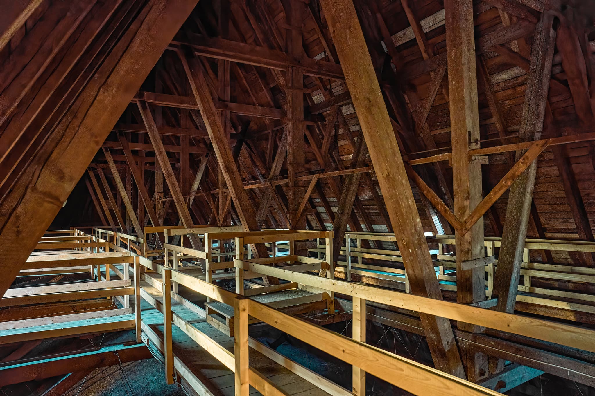 Dachstuhl, Pfarrkirche Heilige Familie, Bad Griesbach - Dachstuhl der Pfarrkirche Heilige Familie in Bad Griesbach, Landkreis Passau, Niederbayern, Bayern, Deutschland. Holzkonstruktion des Dachgeschosses.