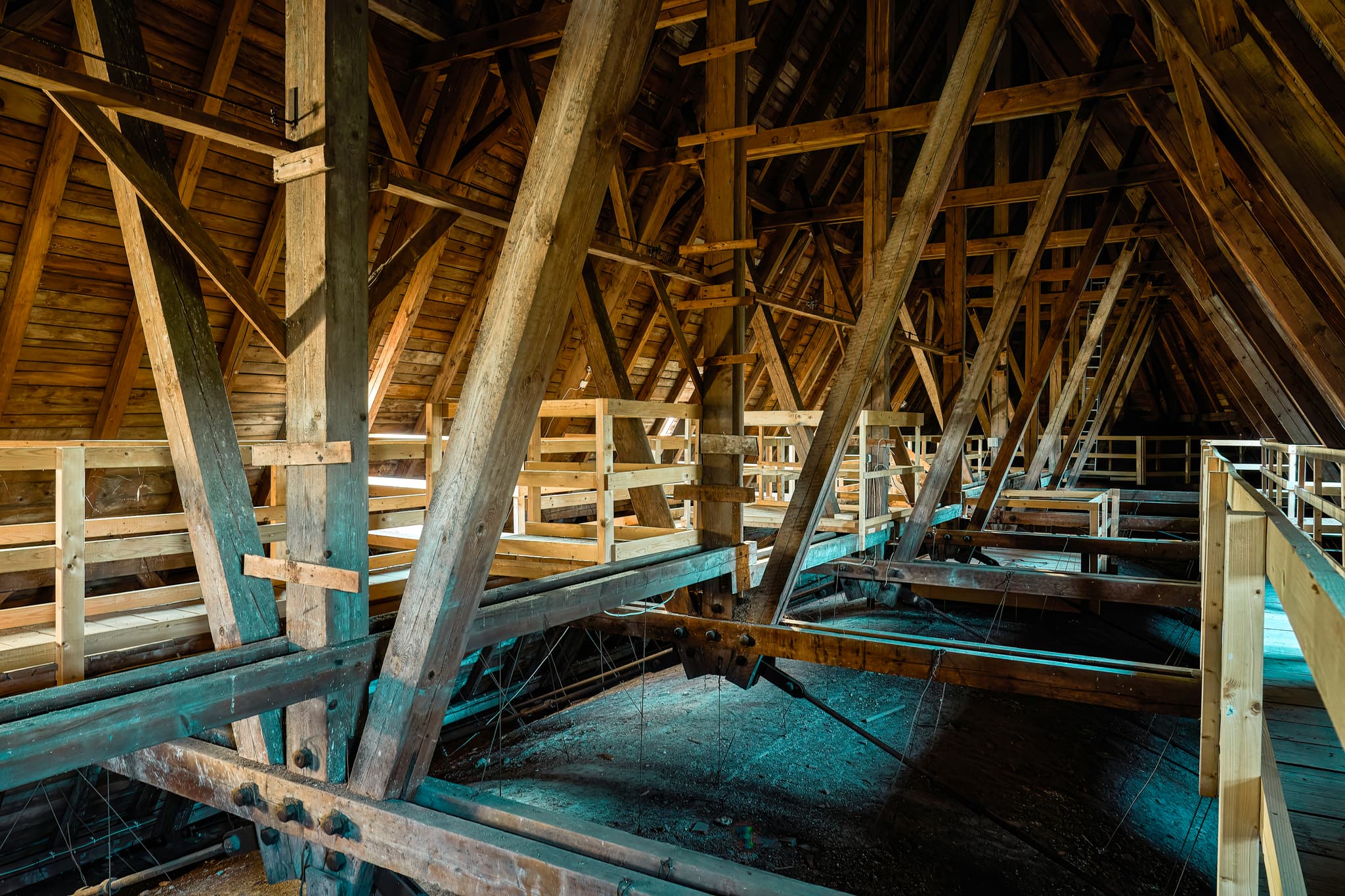 Dachstuhl, Pfarrkirche Heilige Familie, Bad Griesbach - Dachstuhl der Pfarrkirche Heilige Familie in Bad Griesbach, Landkreis Passau, Niederbayern, Bayern, Deutschland. Holzkonstruktion des Dachgeschosses.