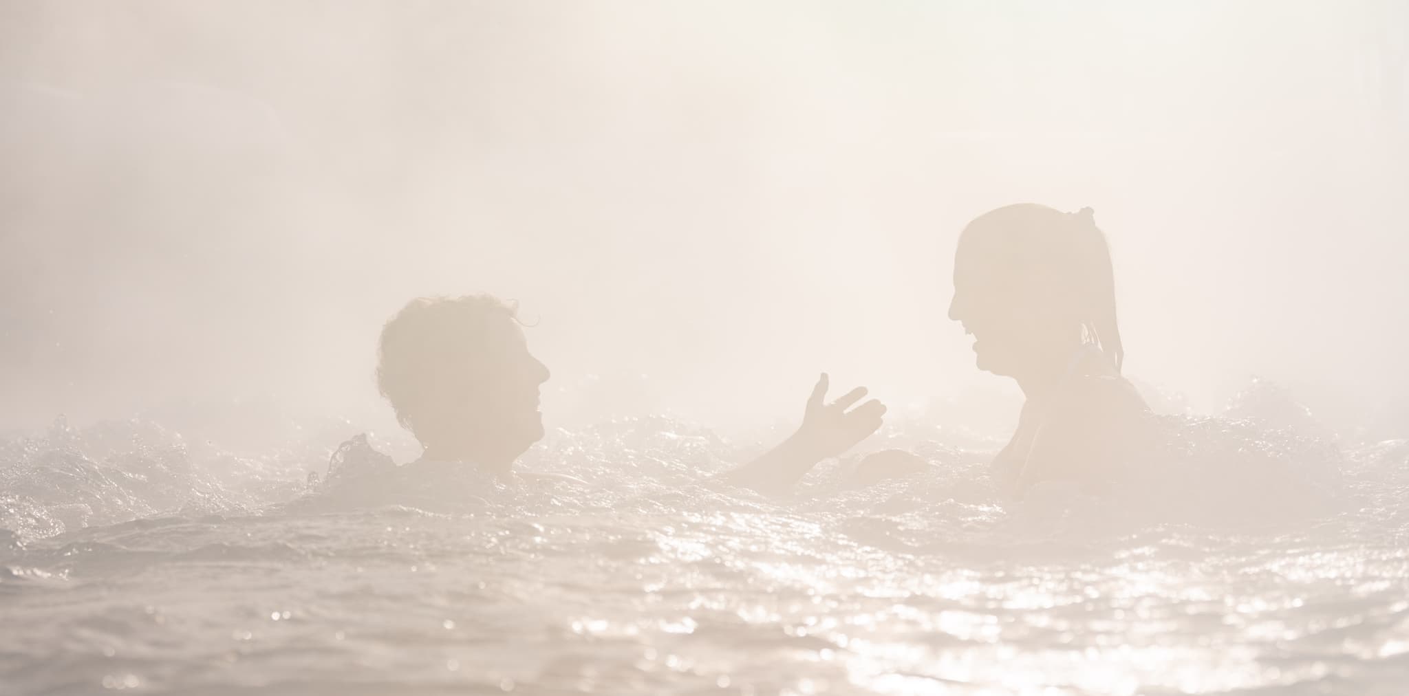Dampfendes Erlebnis im Winter. Wohlfühltherme Bad Griesbach - Wohlfühltherme im Winter in Bad Griesbach, Landkreis Passau, Niederbayern, Deutschland. Ein Erholungsort zur kalten Jahreszeit.