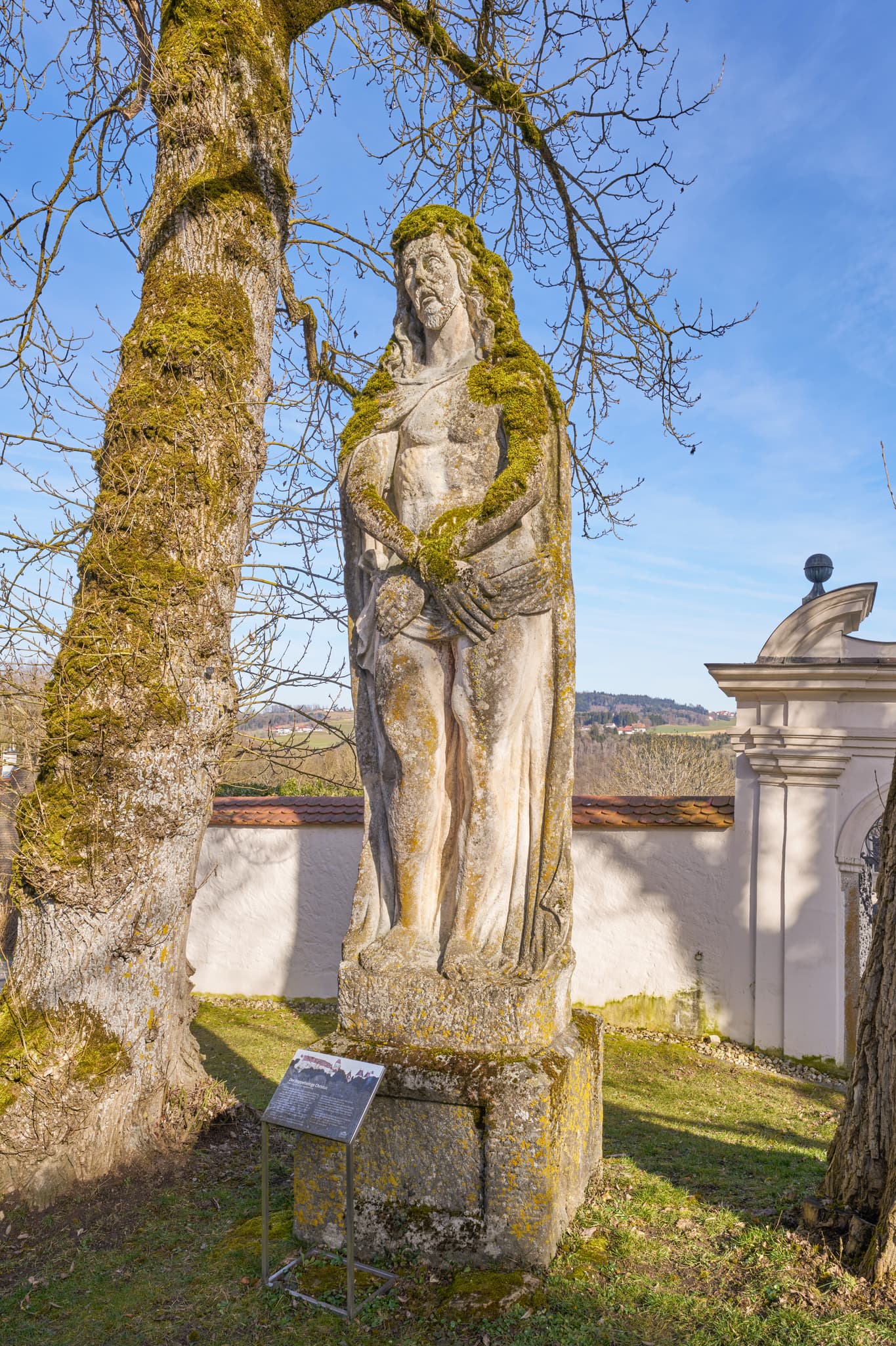 Der doppelseitige Christus, Schloss Neuburg am Inn, Passau - Moosbewachsene Statue am Schloss Neuburg bei Neuburg am Inn, im Landkreis Passau, Niederbayern. Darstellung des doppelseiten Christus in der Donau-Wald Region.