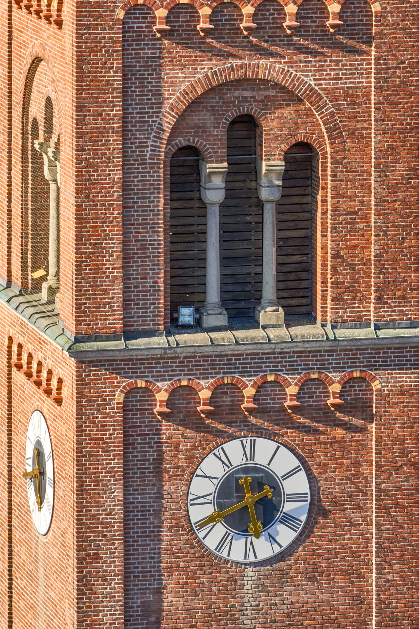 Detail Kirchturm Kraiburg, Mühldorf am Inn, Oberbayern - Detailansicht des Turms der Kirche in Kraiburg, Mühldorf am Inn, Oberbayern. Präzise Darstellung der Architektur in der Region Inn-Salzach, Deutschland.