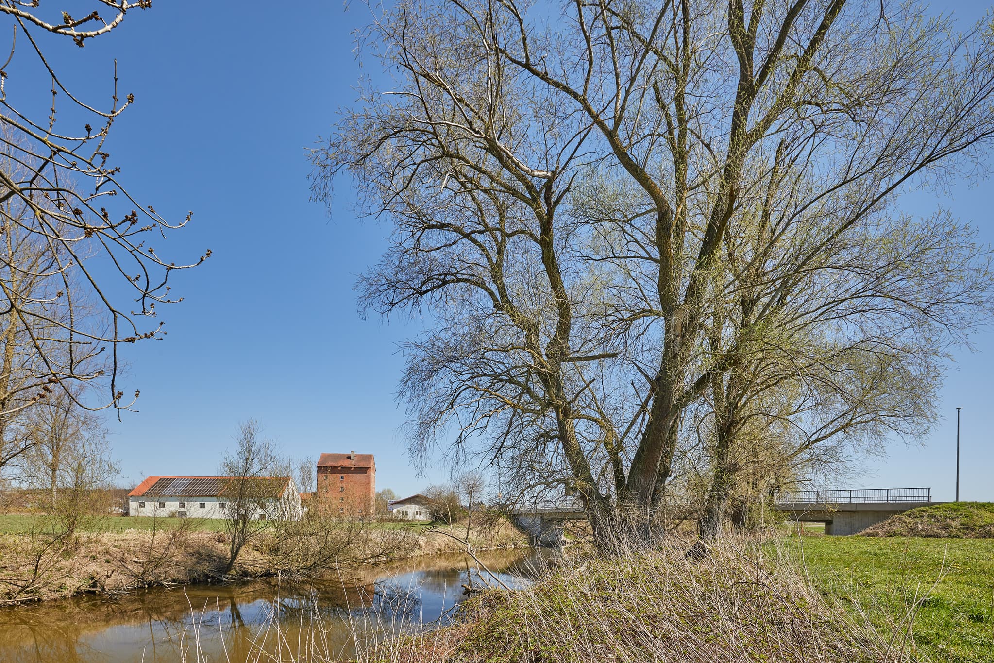Die Rott bei Unterdietfurt, Mühle, Rottal-Inn, Niederbayern - Ländliche Landschaft von Ort Rott Mühle, Unterdietfurt, Rottal-Inn, Niederbayern, Holzland, Deutschland. Zeigt Fluss, Bäume, Gebäude und Brücke.