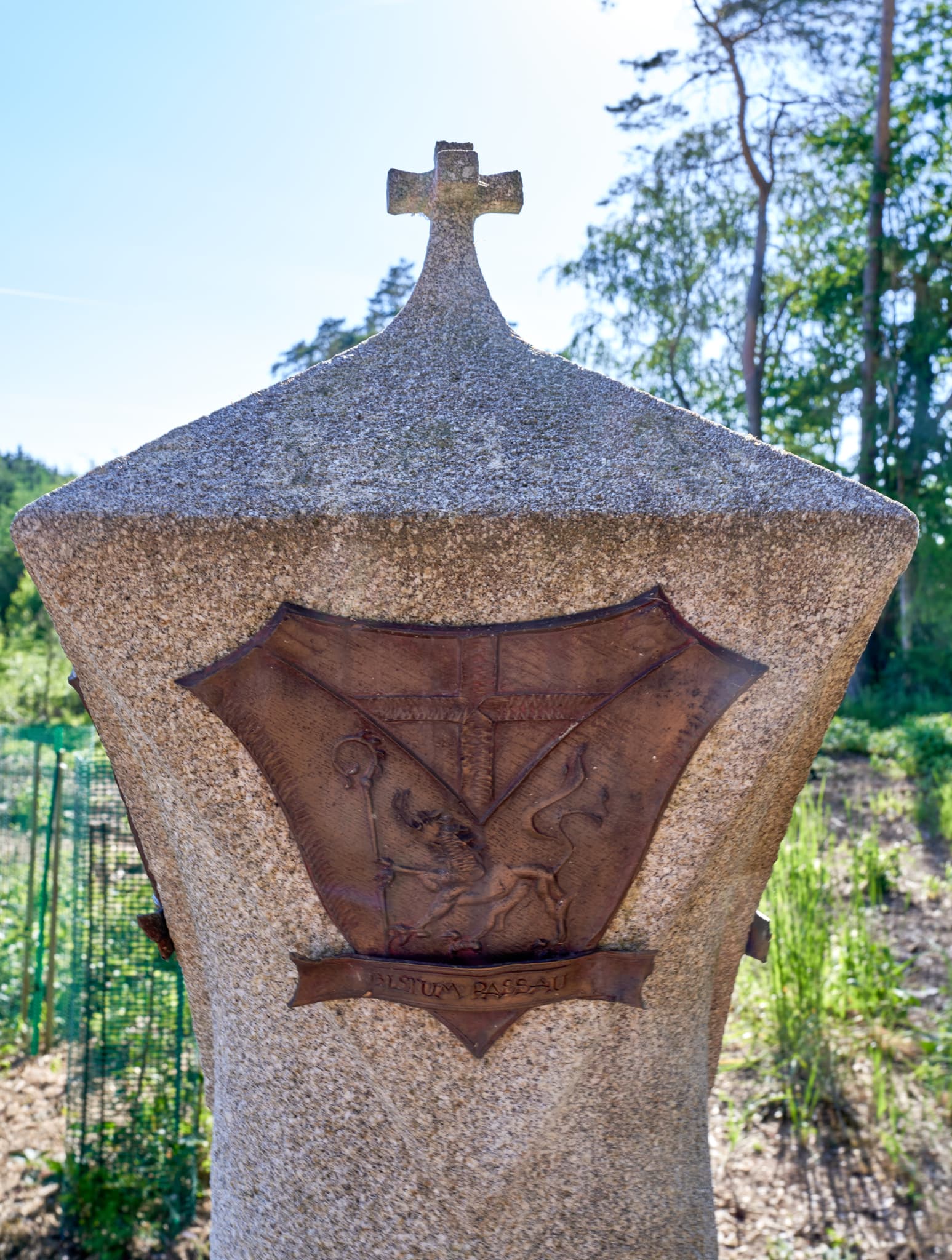 Diozesangrenzstein Bistum Passsaug, Ramprecht, Massing - Bild zeigt einen Diozesangrenzstein des Bistum Passau in Ramprecht, Massing, Rottal-Inn, Niederbayern, Holzland, Deutschland.