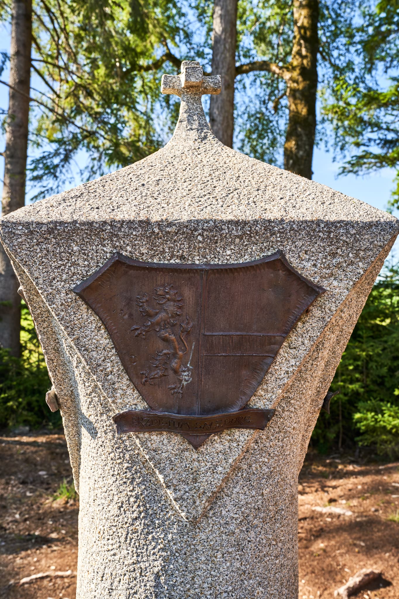 Diozesangrenzstein Bistum Salzburg, Ramprecht, Massing - Bild zeigt einen Diozesangrenzstein des Bistum Salzburg in Ramprecht, Massing, Rottal-Inn, Niederbayern, Holzland, Deutschland.