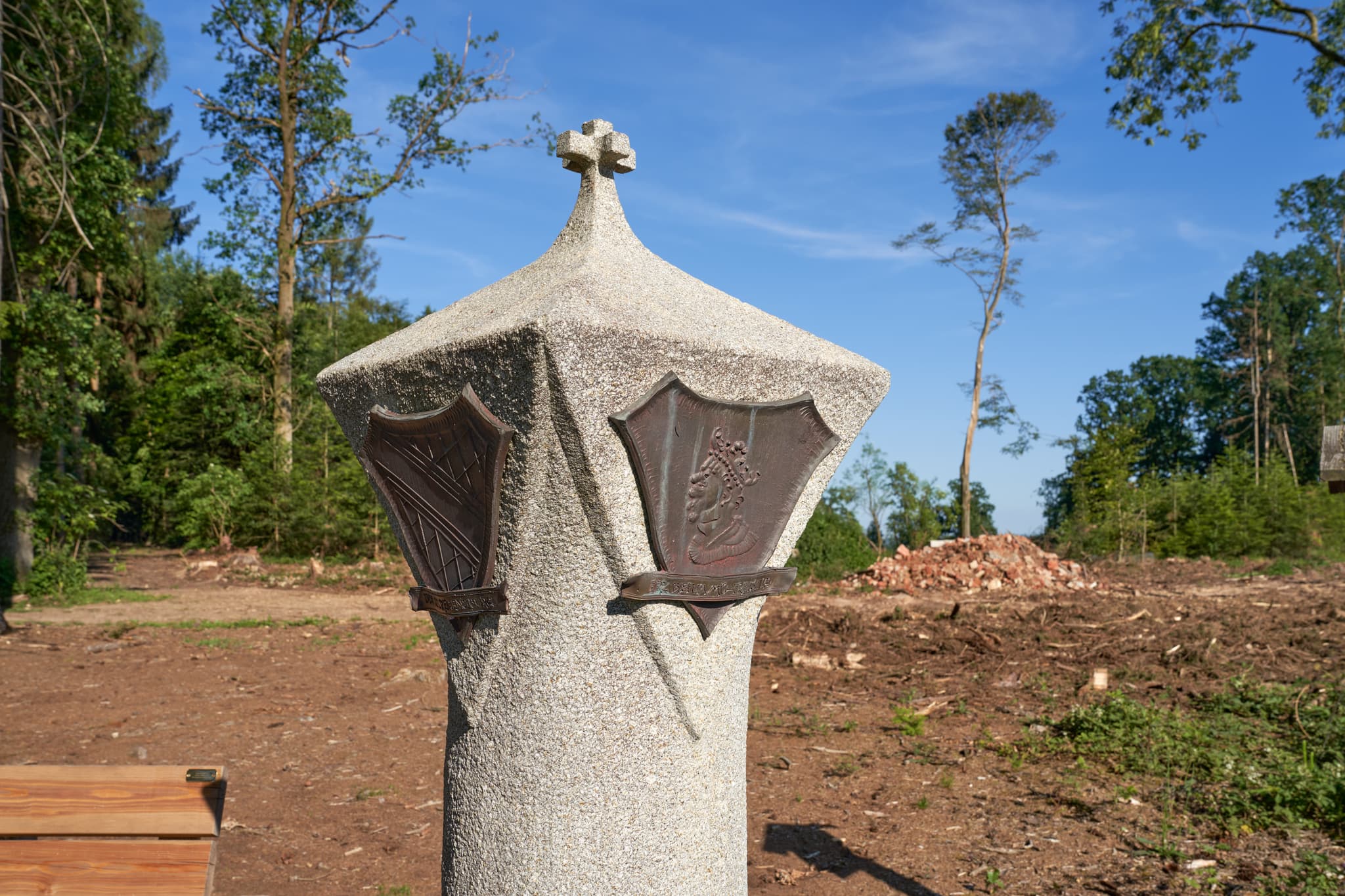 Diozesangrenzstein, Ramprecht, Massing, Rottal-Inn - Bild zeigt einen Diozesangrenzstein des Bistums Freising, Rregensburg, Passau, Salzburg in Ramprecht, Massing, Rottal-Inn, Niederbayern, Holzland, Deutschland.