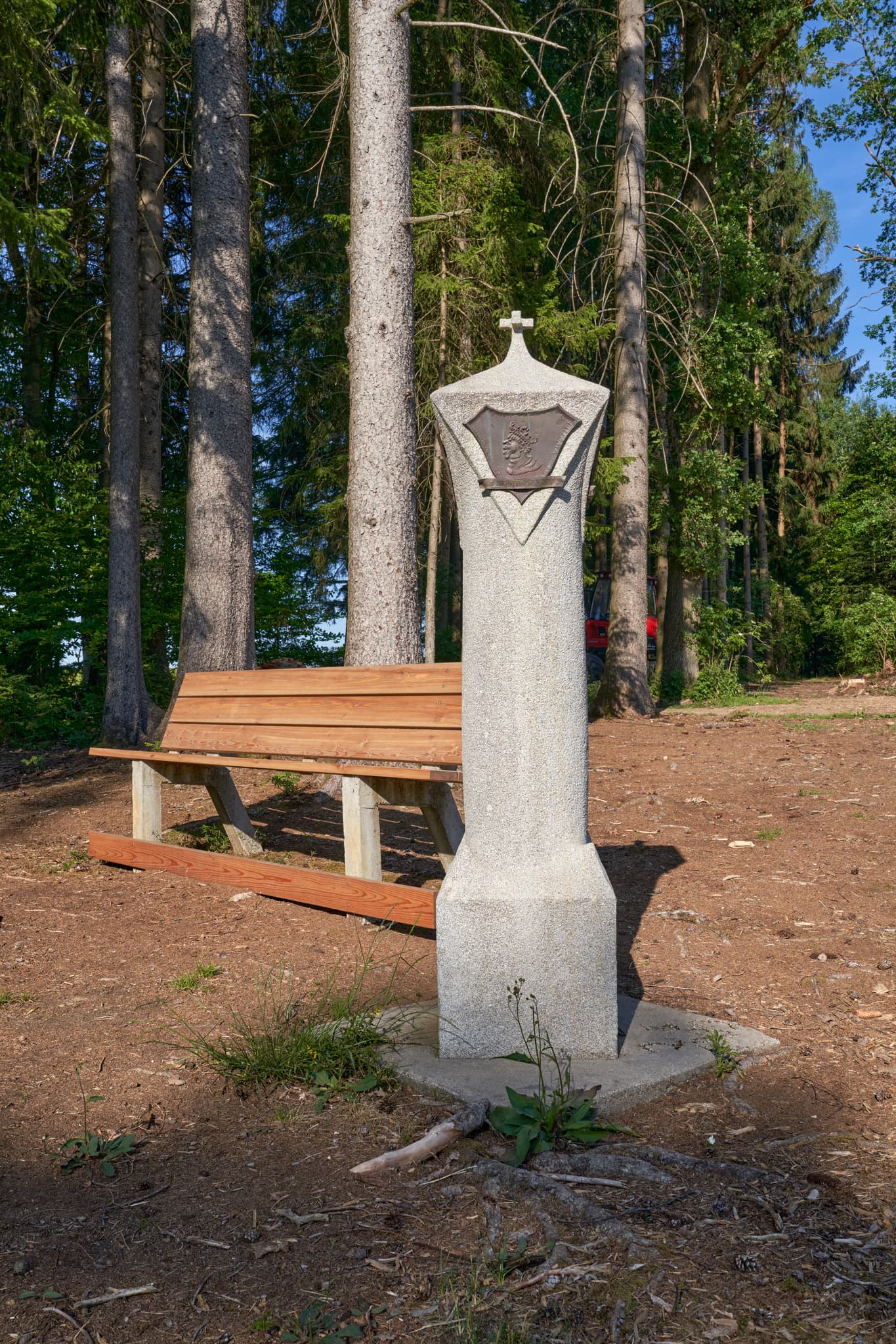 Diozesangrenzstein, Ramprecht, Massing, Rottal-Inn - Bild zeigt einen Diozesangrenzstein des Bistums Freising, Rregensburg, Passau, Salzburg in Ramprecht, Massing, Rottal-Inn, Niederbayern, Holzland, Deutschland.