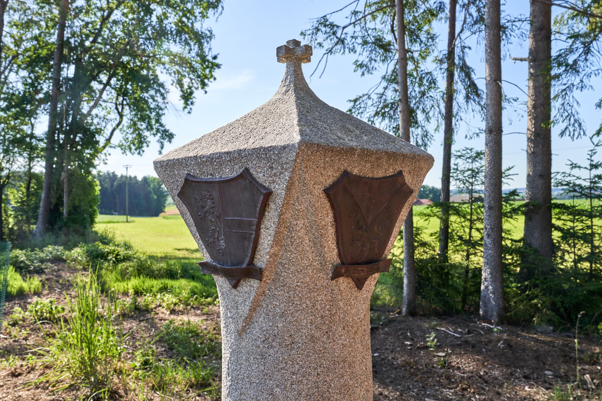 Diozesangrenzstein, Ramprecht, Massing, Rottal-Inn - Bild zeigt einen Diozesangrenzstein des Bistums Freising, Rregensburg, Passau, Salzburg in Ramprecht, Massing, Rottal-Inn, Niederbayern, Holzland, Deutschland.