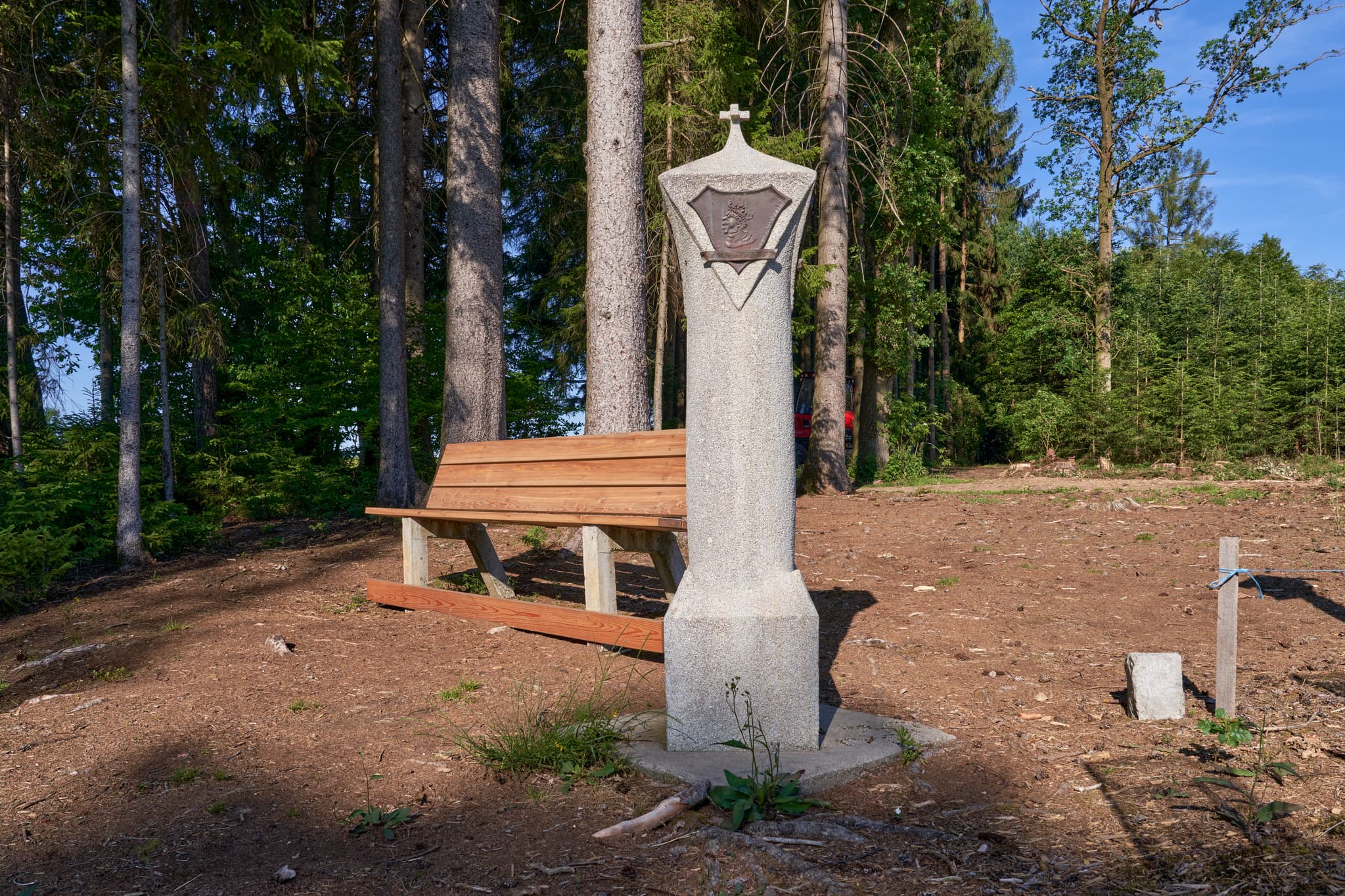 Diozesangrenzstein, Ramprecht, Massing, Rottal-Inn - Bild zeigt einen Diozesangrenzstein des Bistums Freising, Rregensburg, Passau, Salzburg in Ramprecht, Massing, Rottal-Inn, Niederbayern, Holzland, Deutschland.