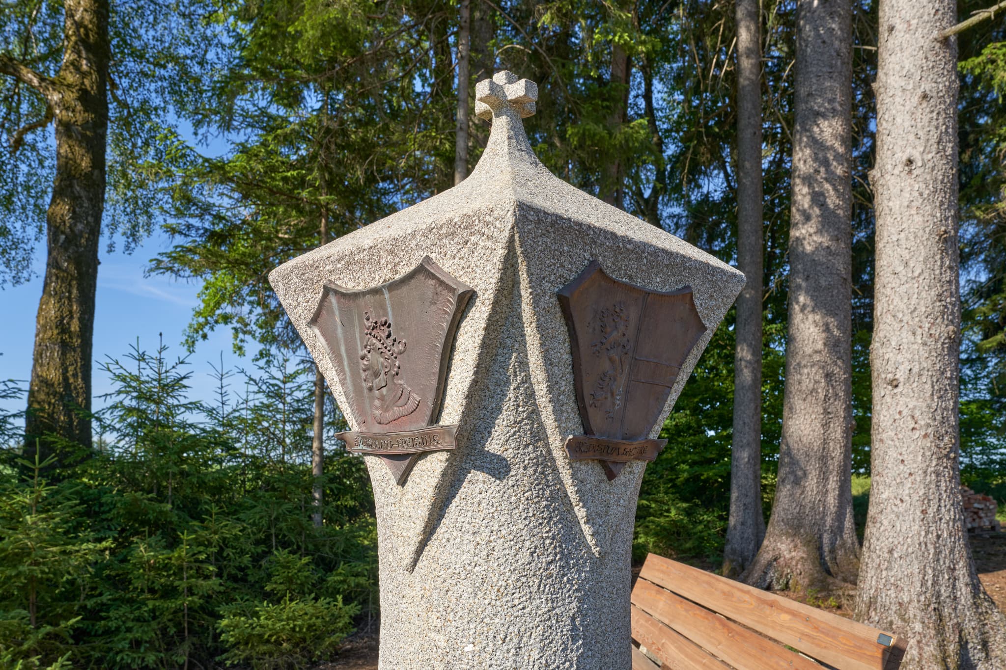 Diozesangrenzstein, Ramprecht, Massing, Rottal-Inn - Bild zeigt einen Diozesangrenzstein des Bistums Freising, Rregensburg, Passau, Salzburg in Ramprecht, Massing, Rottal-Inn, Niederbayern, Holzland, Deutschland.