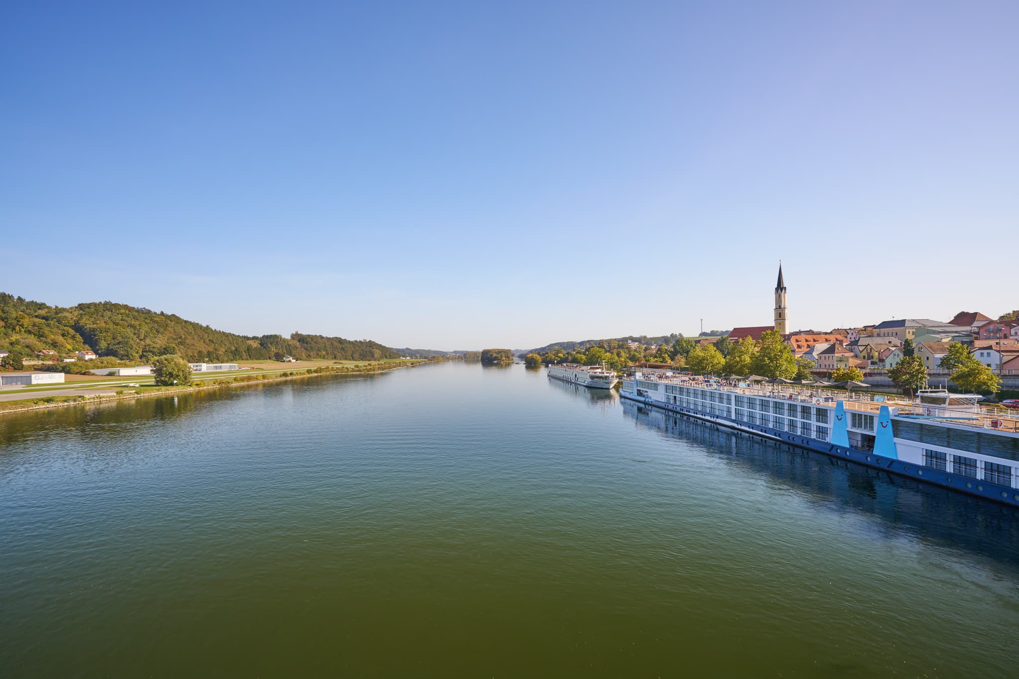 Donau Hafen, Vilshofen, Landkreis Passau, Niederbayern - Blick auf den Donau Hafen in Vilshofen, Landkreis Passau, Niederbayern. Anlegestelle für Schiffe. Flusslandschaft der Donau-Wald Region in Deutschland.