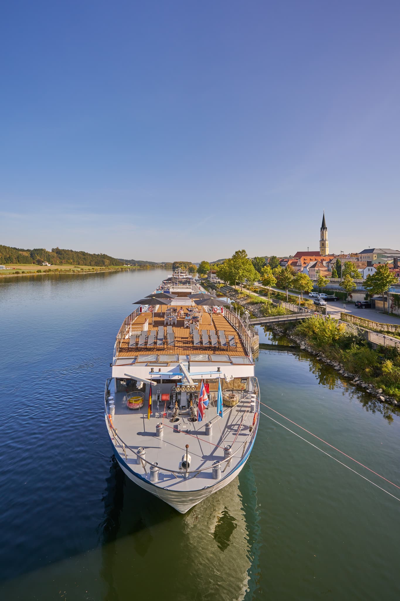 Donau Hafen, Vilshofen, Passau, Niederbayern - Blick auf ein Flussschiff am Donau Hafen in Vilshofen, Landkreis Passau. Die Szene in Niederbayern, Deutschland, zeigt die malerische Donau-Wald Region.