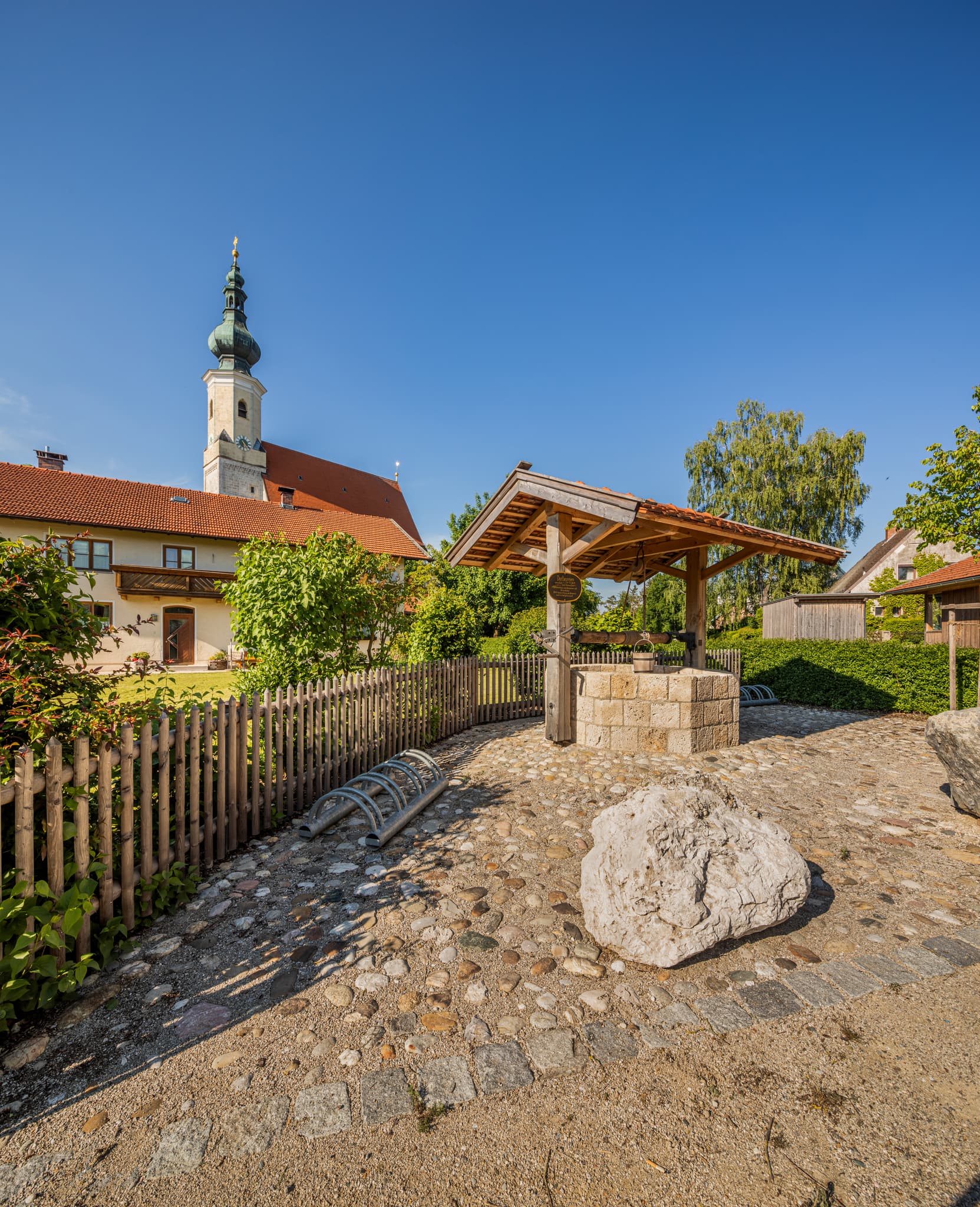 Dorfbrunnen Asten, Tittmoning, Rupertiwinkel, Oberbayern - Der Dorfbrunnen in Asten bei Tittmoning, Oberbayern, Inn-Salzach Region, Deutschland. Historischer Brunnen in idyllischer Umgebung.