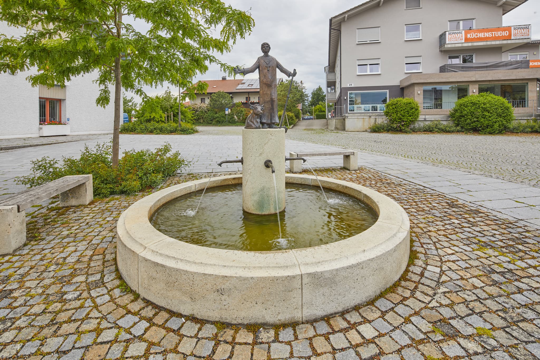 Dorfbrunnen Kirchweidach, Brunnen vor dem Rathaus - Der Dorfbrunnen in Kirchweidach, Oberbayern, liegt vor dem Rathaus. Er ist ein wunderschönes Beispiel für regionale Architektur in der Region Inn-Salzach