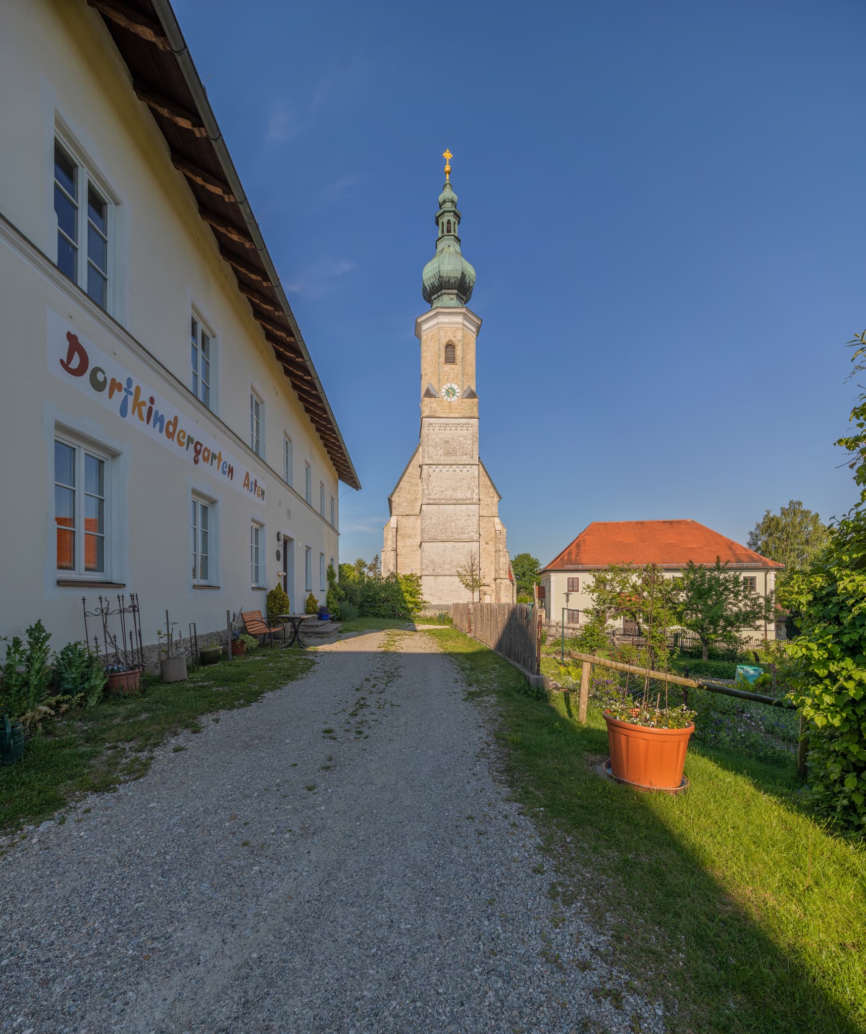 Dorfkindergarten Asten & Kirche Maria Himmelfahrt - Dorfkindergarten Asten und die Kirche Maria Himmelfahrt in Tittmoning, Landkreis Traunstein, Oberbayern, Inn-Salzach, Deutschland. Wunderschönes Panoramabild.