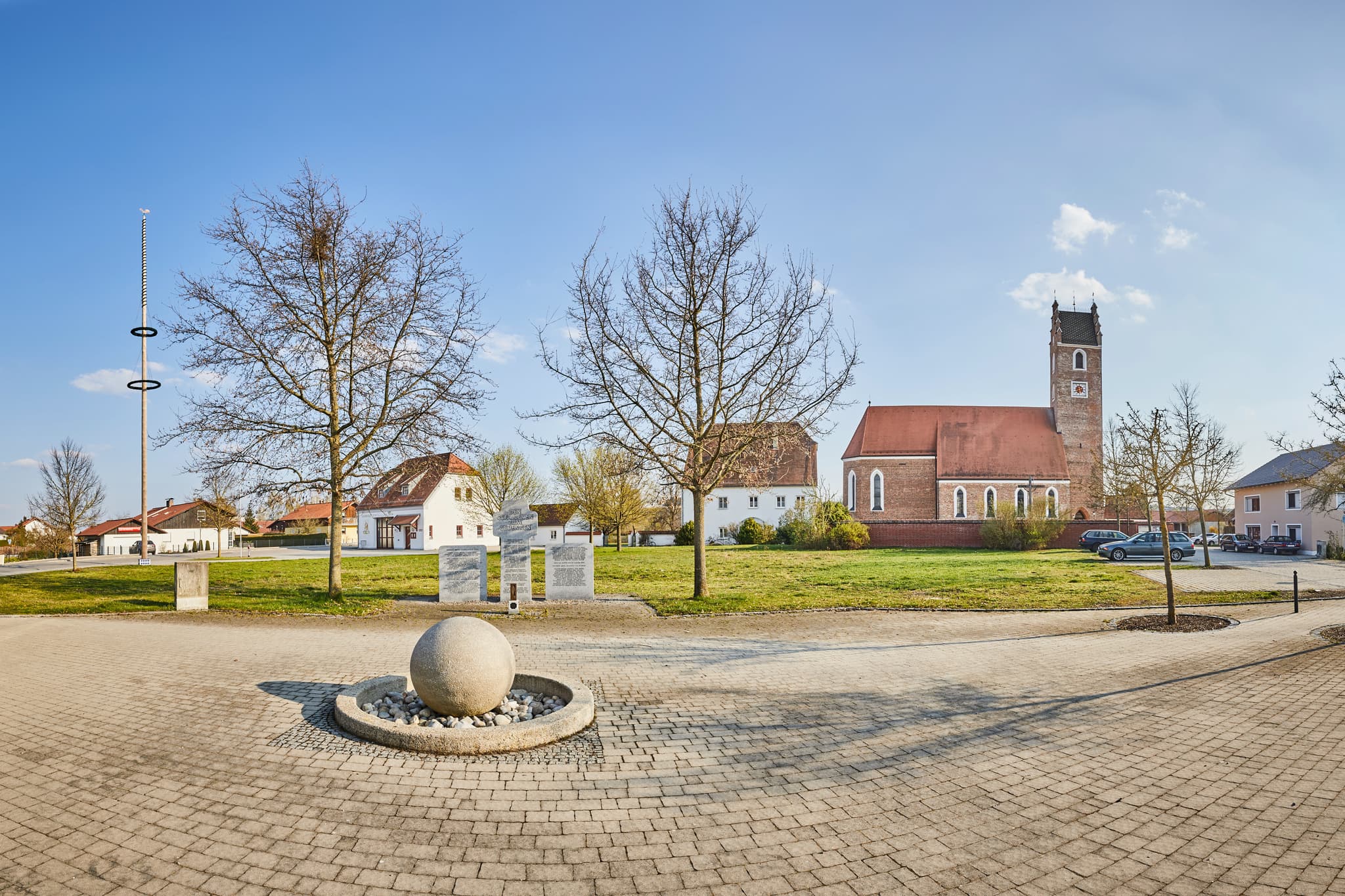 Dorfmitte mit Kirche Oberdietfurt, Rottal-Inn, Niederbayern - Oberdietfurt Dorfmitte, Gemeinde Massing, Landkreis Rottal-Inn, Niederbayern, Holzland, Bayern, Deutschland. Panoramaaufnahme des Ortskerns mit Kirche.
