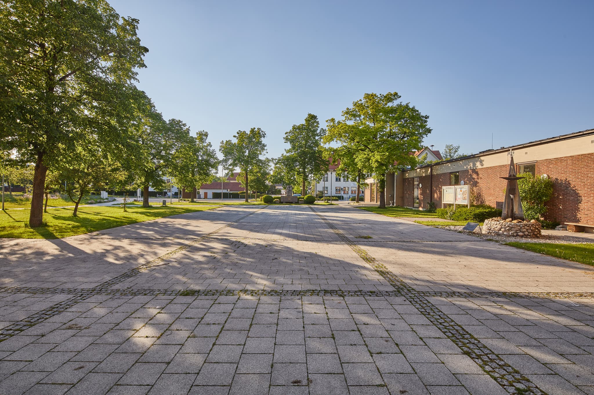 Dorfplatz vor Heilig Geist Kirche, Emmerting, Altötting - Dorfplatz vor der Heilig Geist Kirche in Emmerting, Landkreis Altötting, Oberbayern, Region Inn-Salzach, Deutschland.
