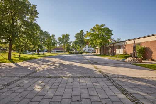 Dorfplatz vor Heilig Geist Kirche, Emmerting, Altötting