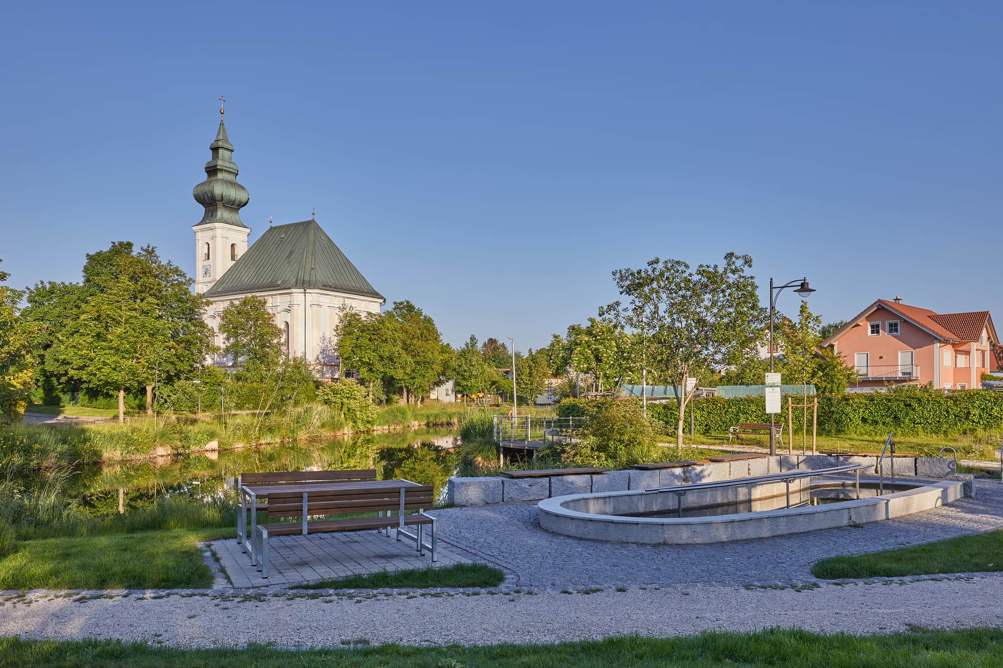 Dorfweiher Kneippanlage und Kirche, Kirchweidach, Oberbayern - Idyllischer Dorfweiher mit Kneippanlage und Kirche in Kirchweidach, Oberbayern, Inn-Salzach, Deutschland. Genießen Sie die Ruhe und Natur.