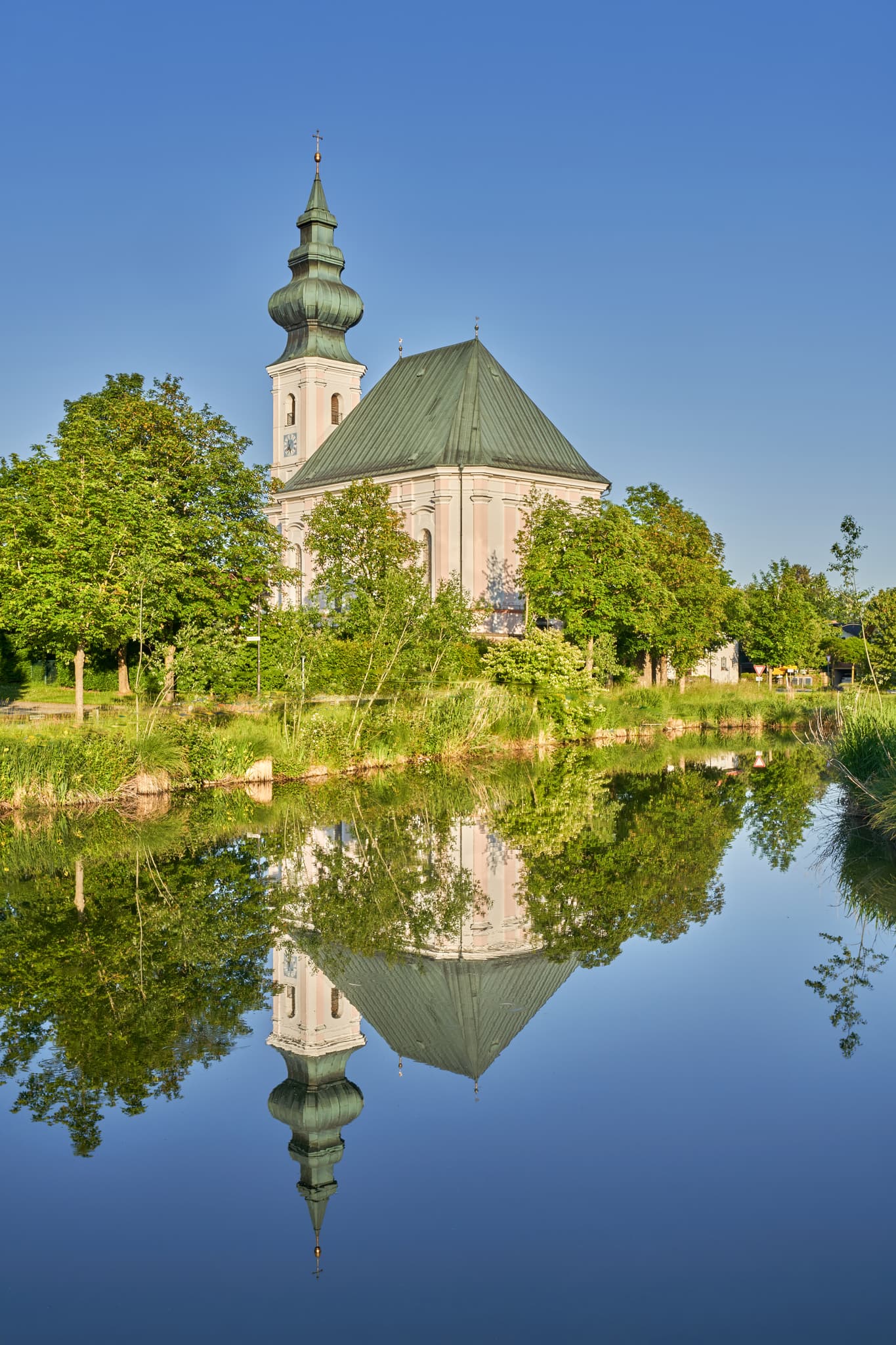Dorfweiher mit Kirche, Kirchweidach, Oberbayern, Inn-Salzach - Die Dorfweiher Kirche in Kirchweidach, Landkreis Altötting, Oberbayern, besticht durch ihre Lage am Dorfweiher. Inn-Salzach Region, Deutschland.