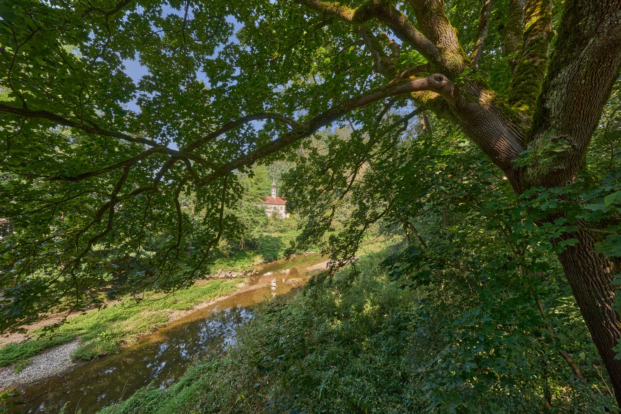 Durchblick zur Klausenkirche Engfurt, Töging am Inn - Die idyllische Klausenkirche Engfurt in Töging am Inn, Landkreis Altötting, Oberbayern. Eingebettet in die reizvolle Inn-Salzach Region in Deutschland.